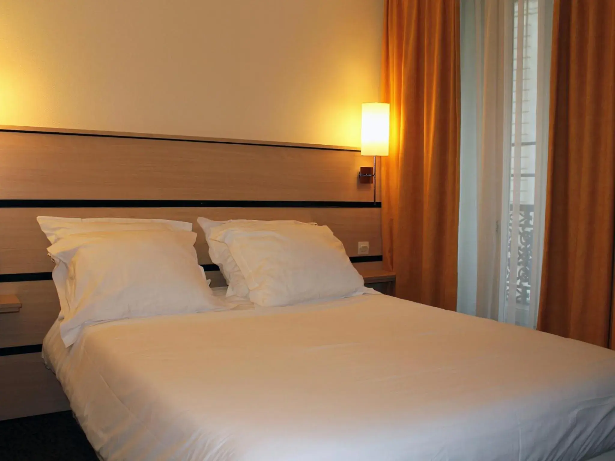 Bed in Newhotel Saint Lazare