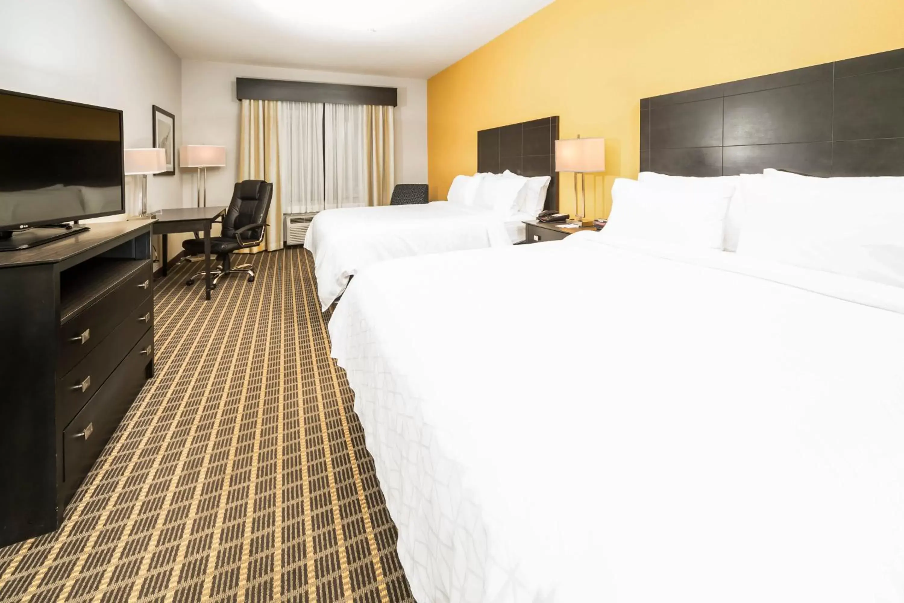 Photo of the whole room, Bed in Holiday Inn Express Hotel & Suites Fort Walton Beach Hurlburt Area, an IHG Hotel
