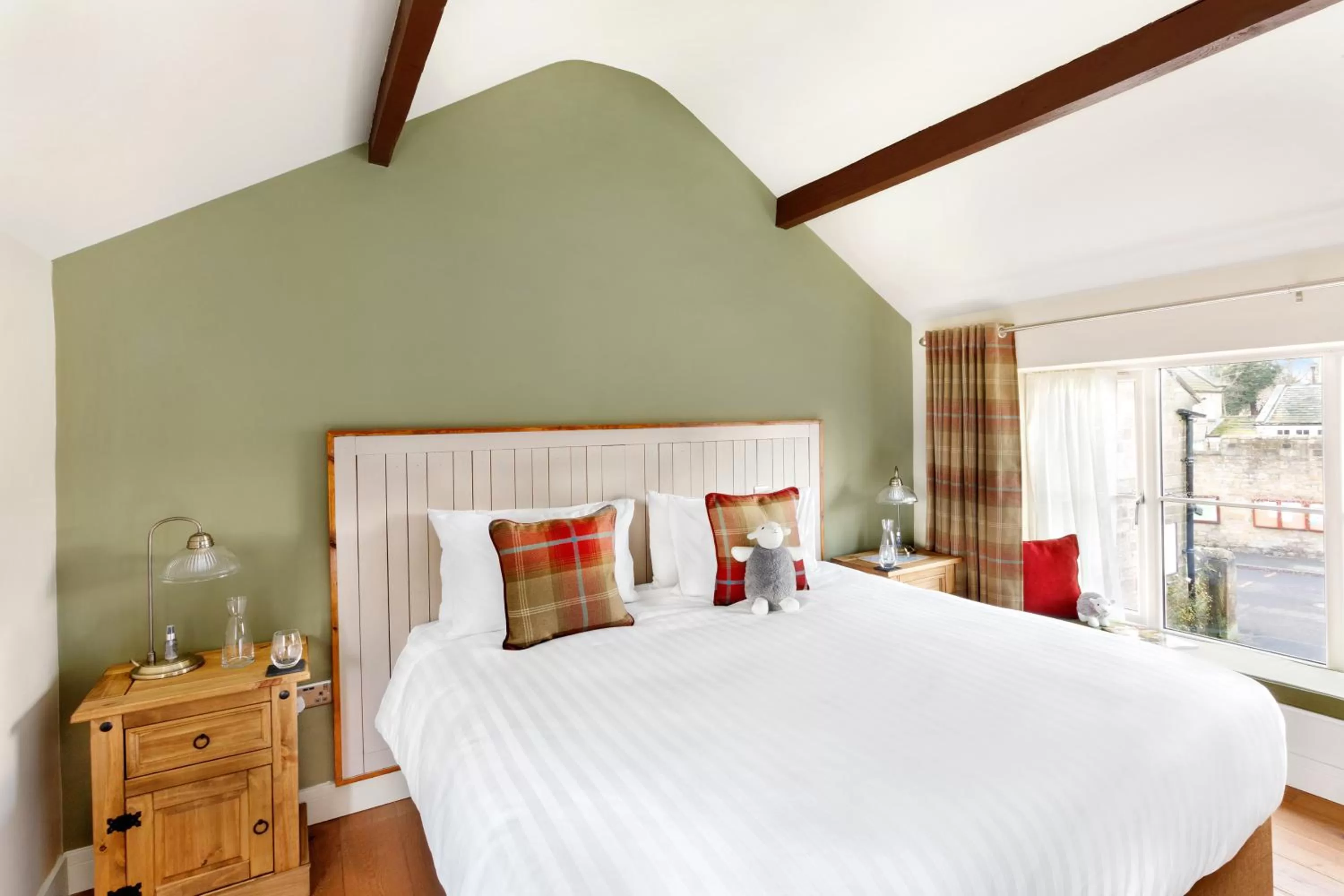 Photo of the whole room, Bed in Shoulder of Mutton Inn