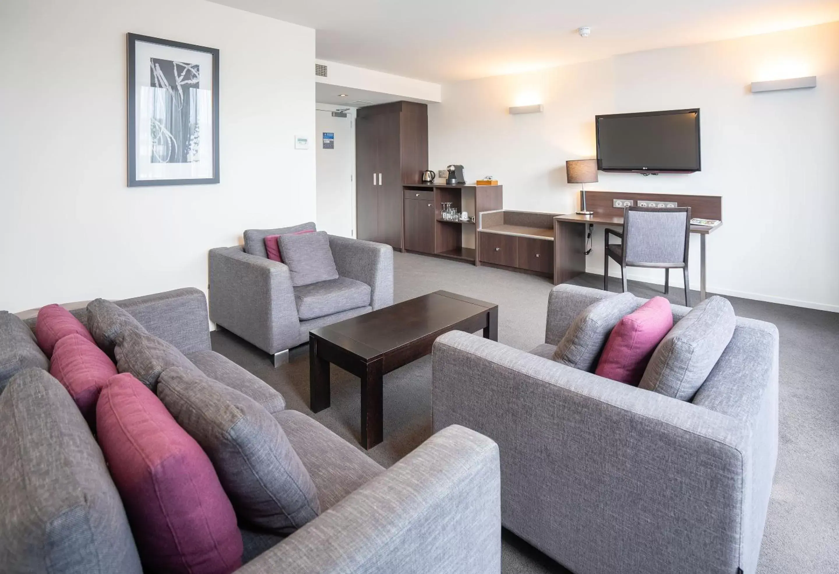 TV and multimedia, Seating Area in Scenic Hotel Dunedin City