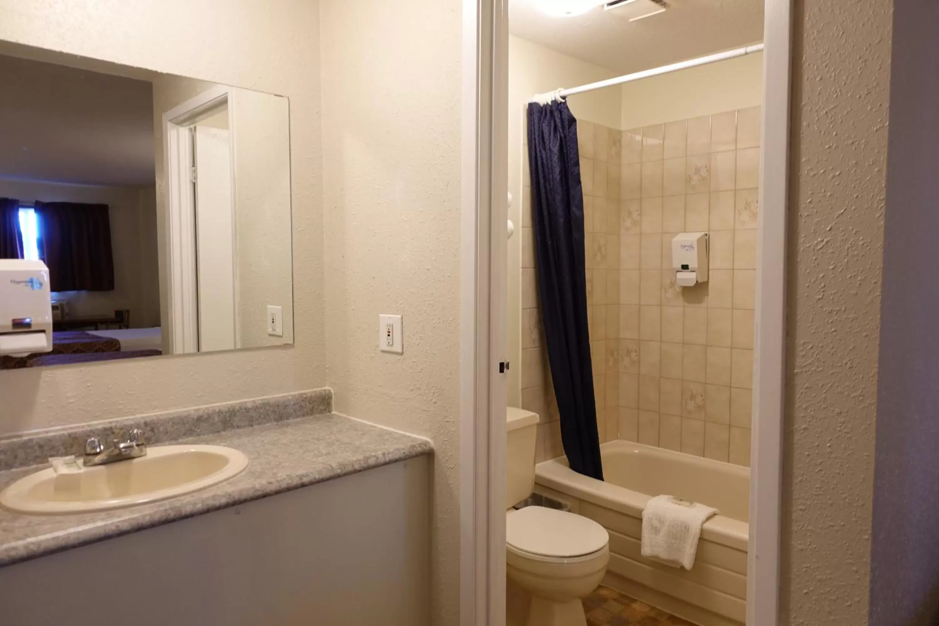 Bathroom in Armada Inn Motel