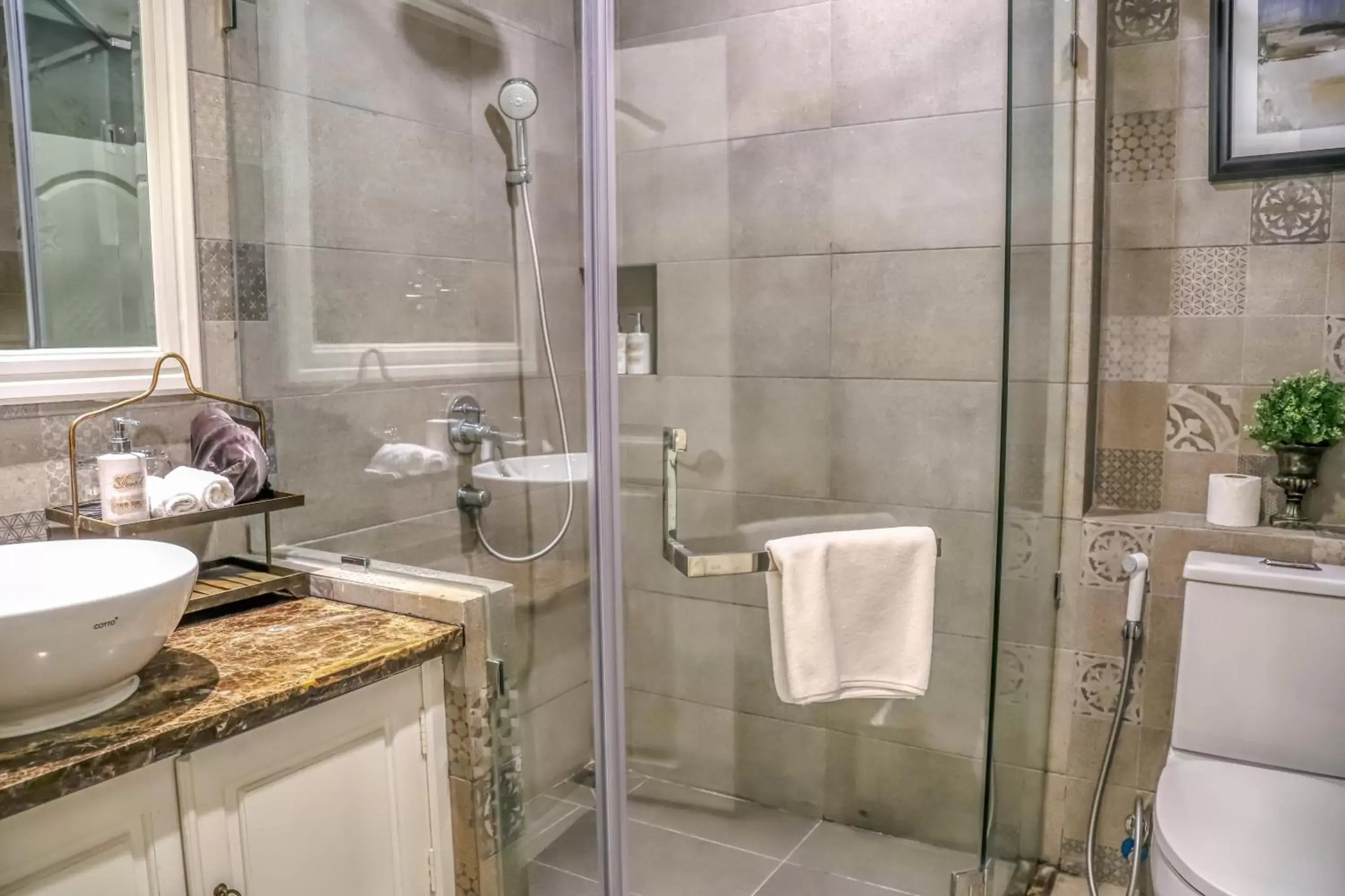 Shower, Bathroom in Anik Palace Hotel