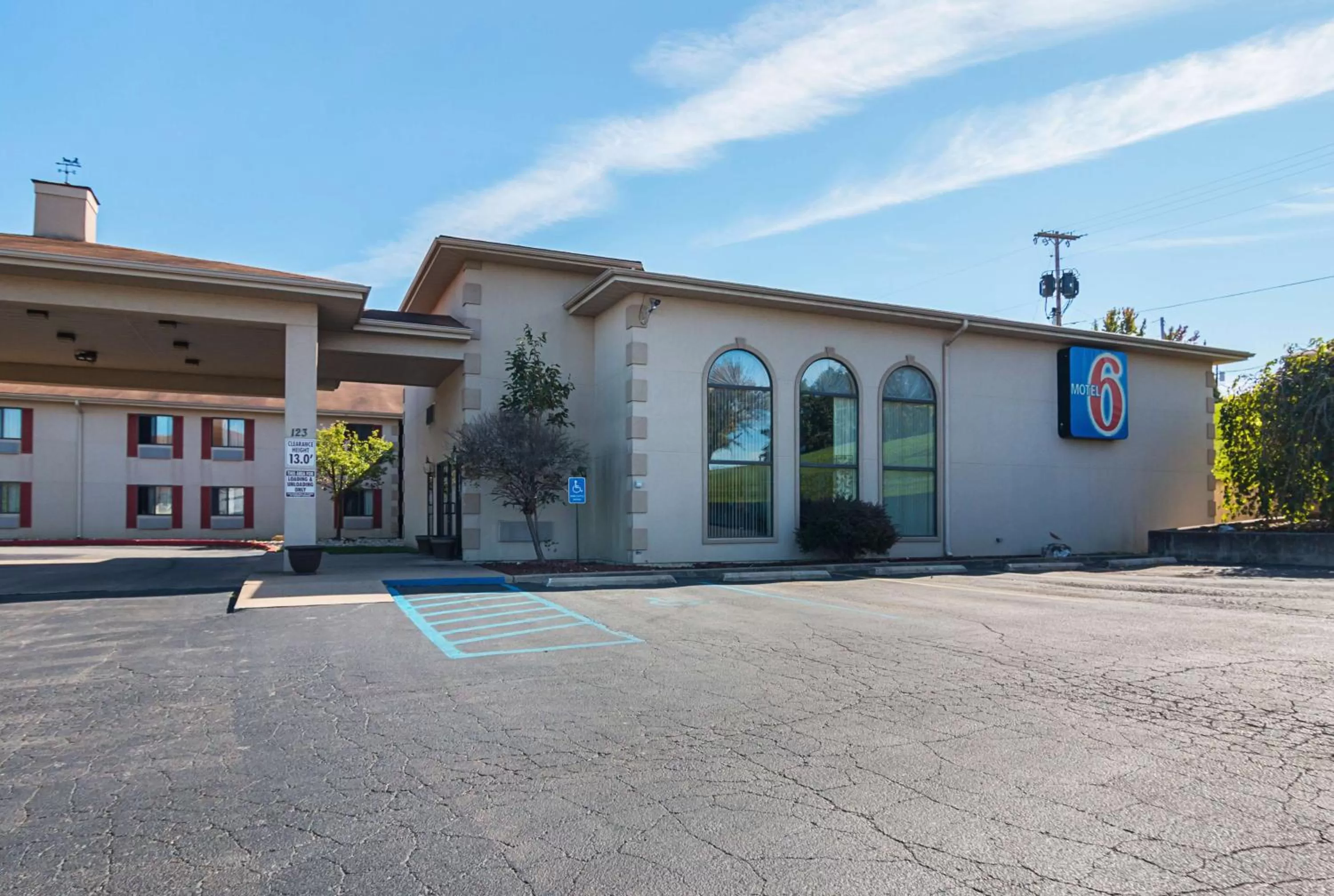 Property building in Motel 6-Hannibal, MO