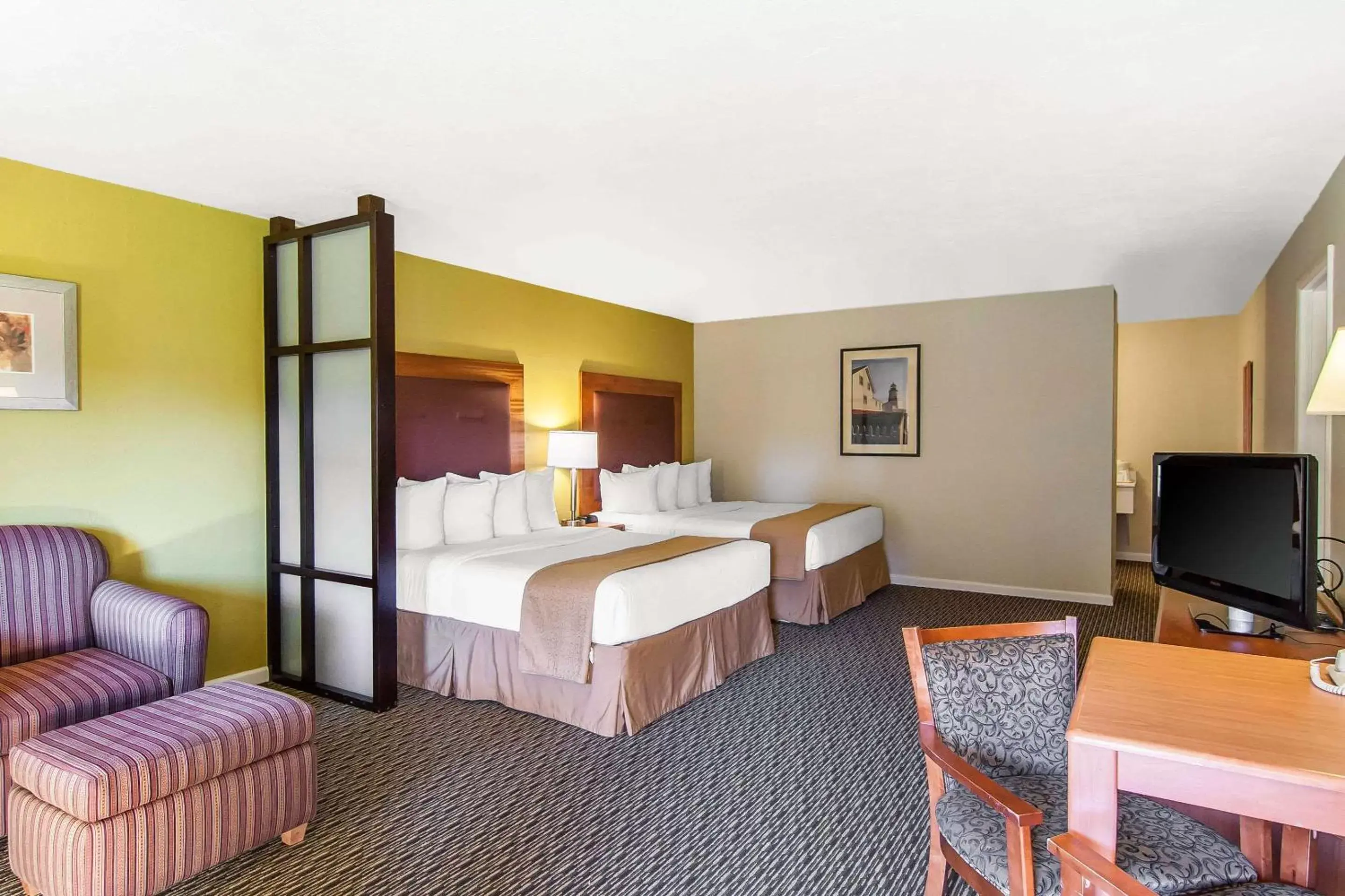 Bedroom, Bed in Quality Inn & Suites at Coos Bay