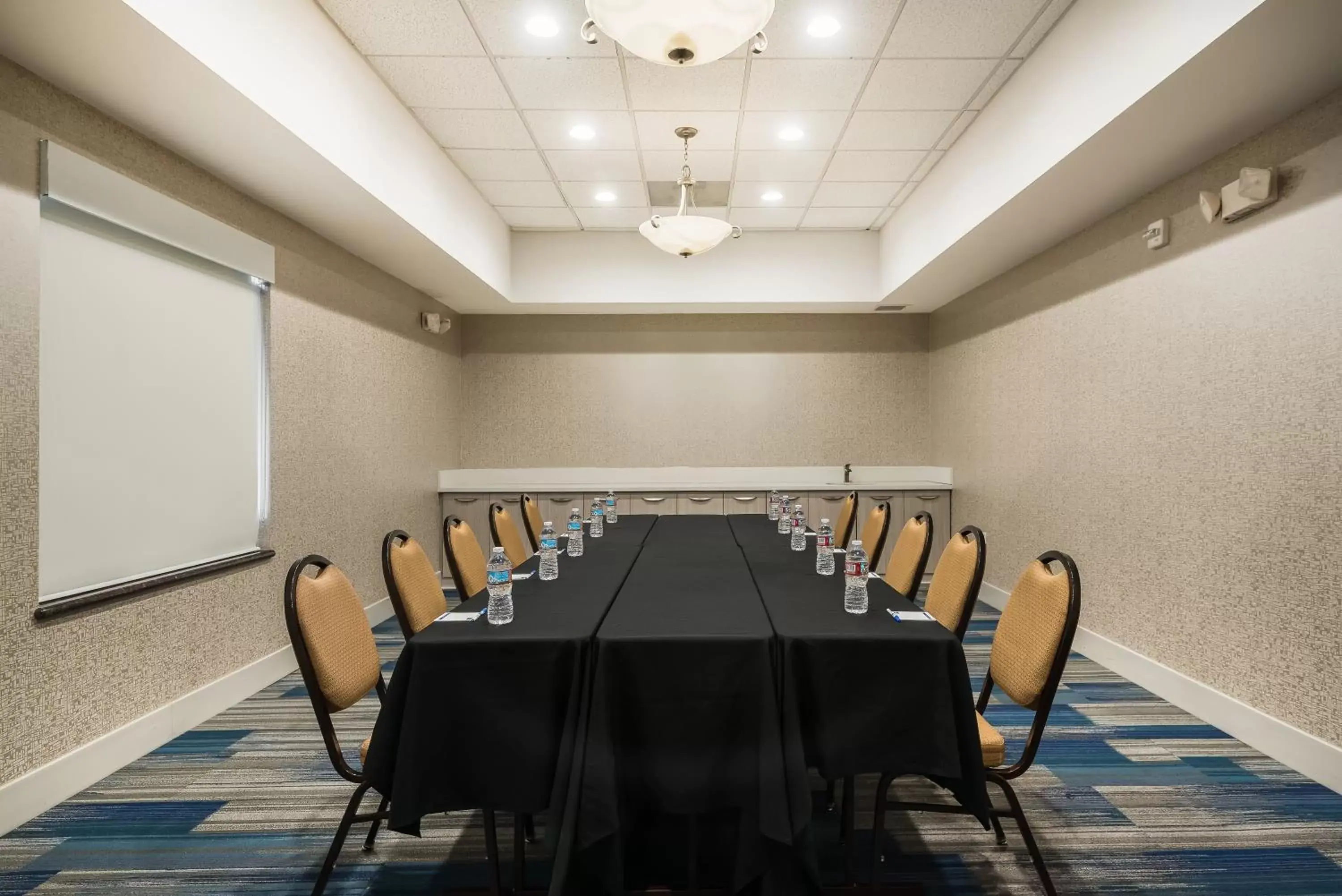Meeting/conference room in Holiday Inn Express Ontario, an IHG Hotel