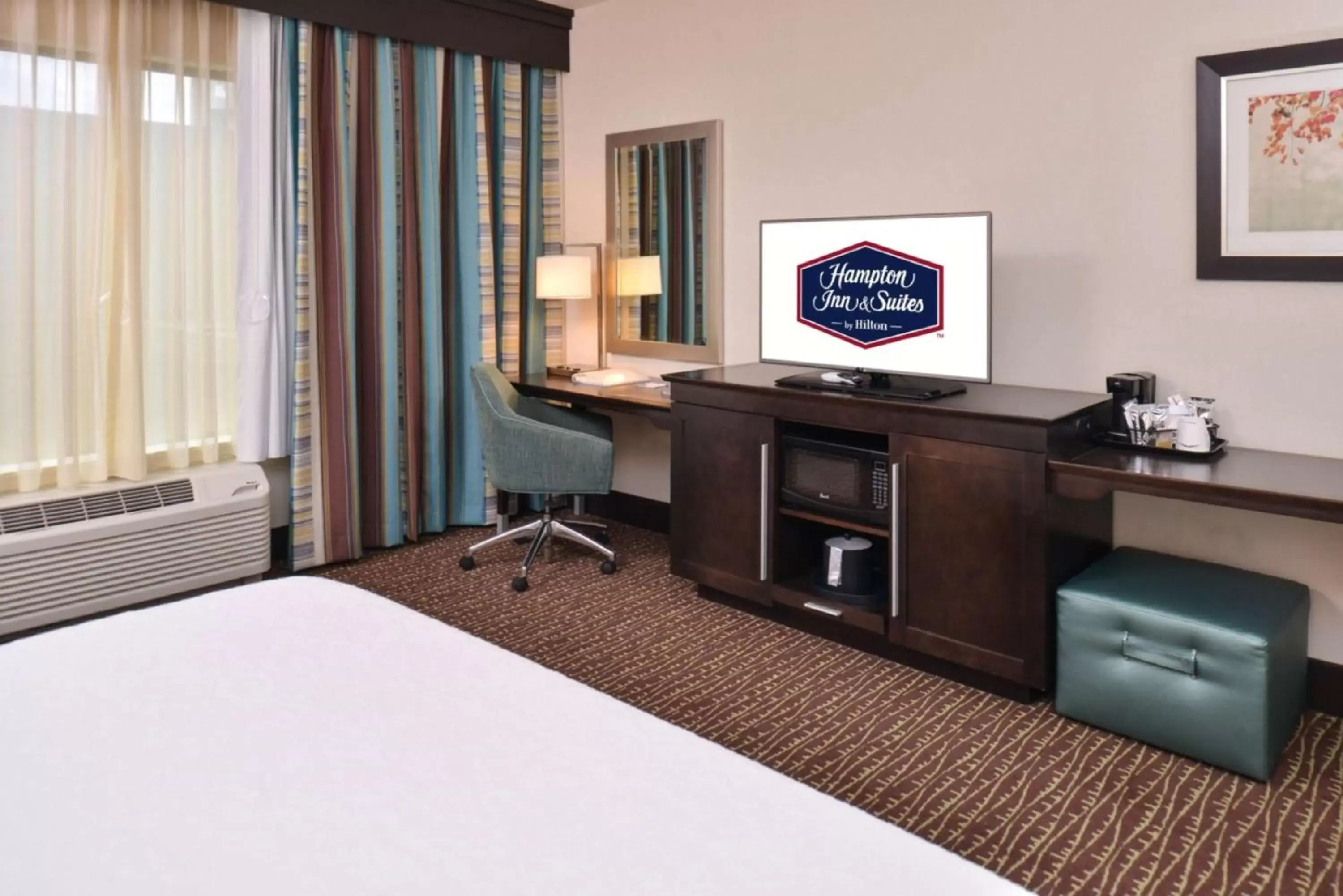 Bedroom, TV/Entertainment Center in Hampton Inn & Suites Bend