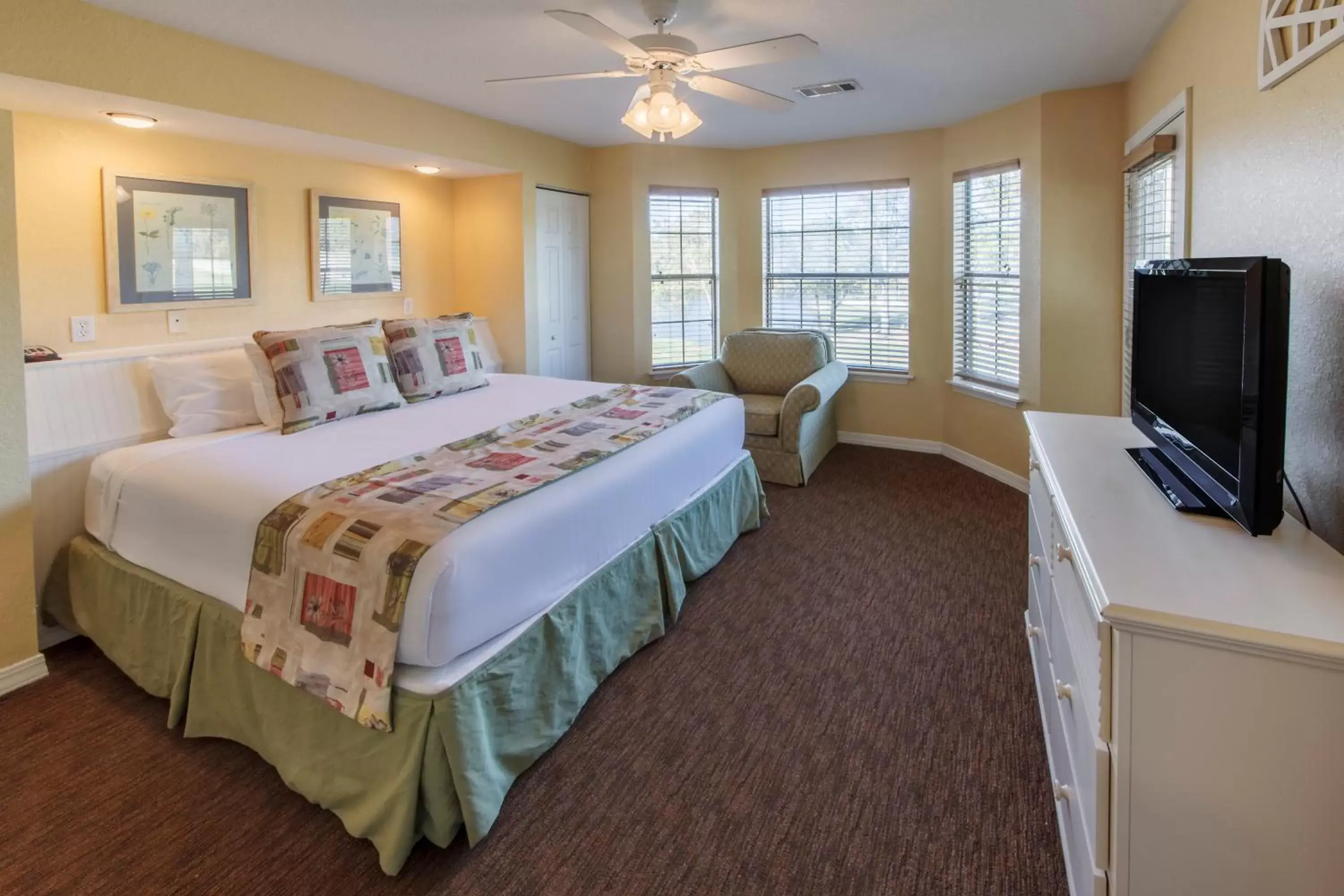 Photo of the whole room, TV/Entertainment Center in Holiday Inn Club Vacations Piney Shores Resort at Lake Conroe