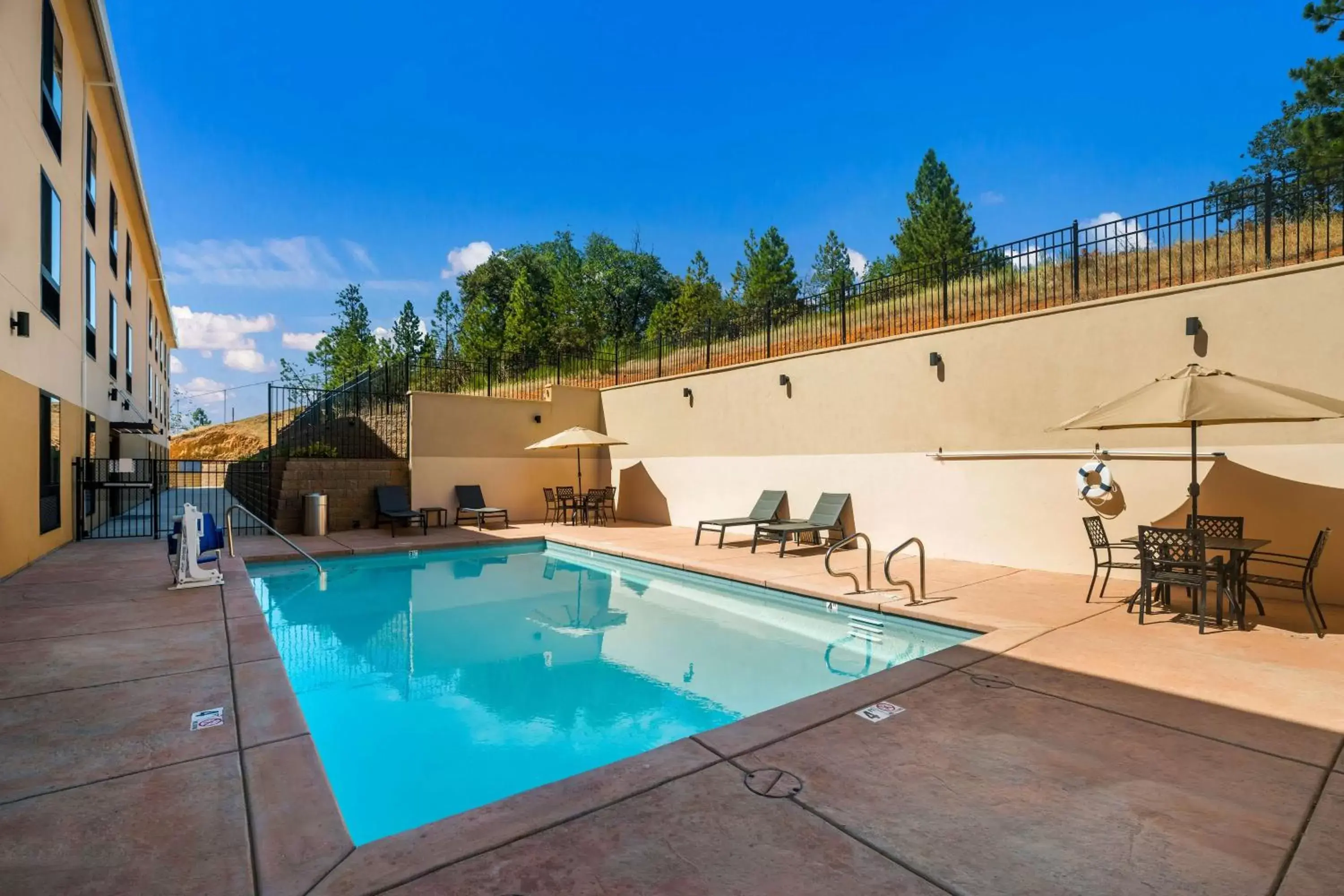 Pool view in Best Western Colfax Pool view in Best Western Colfax