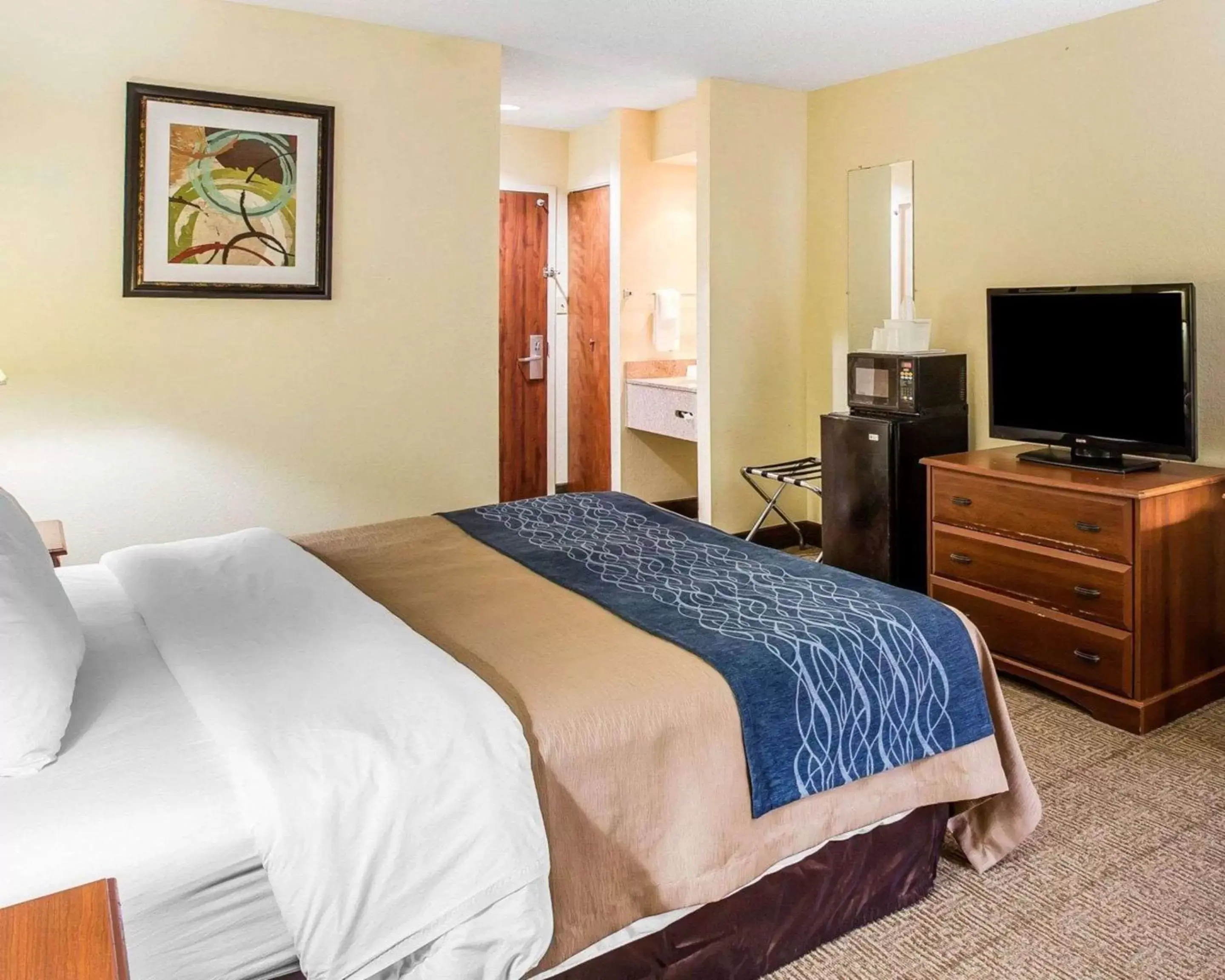 Photo of the whole room, Bed in Quality Inn Darien-North Brunswick