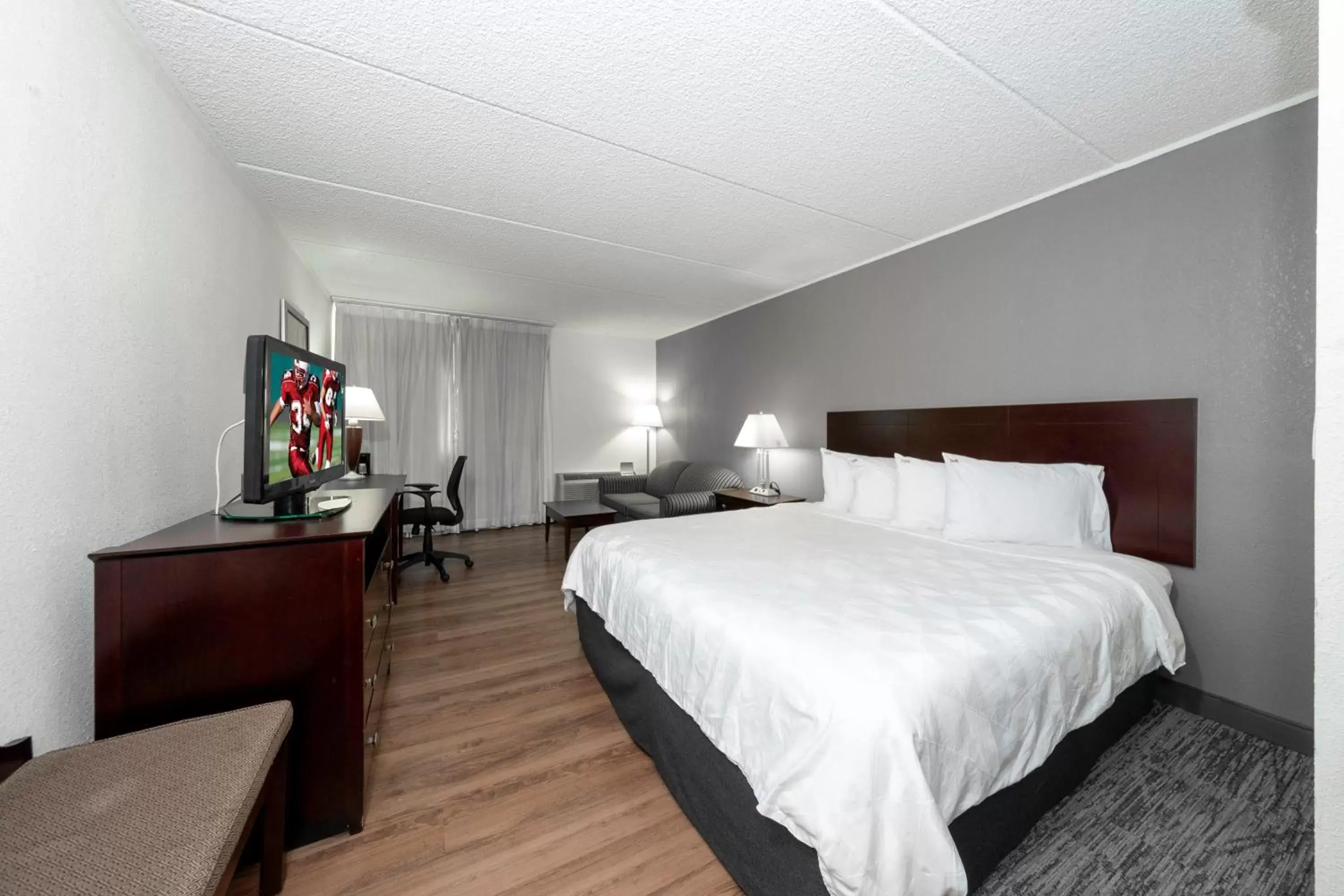 Photo of the whole room, Bed in Red Roof Inn PLUS Newark Liberty Airport - Carteret