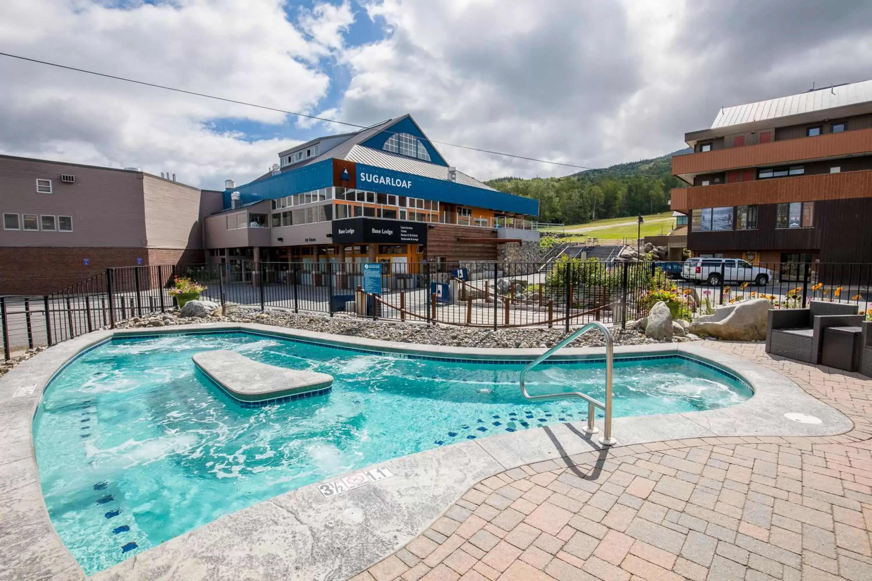 Hot Tub, Property Building in Sugarloaf Mountain Hotel