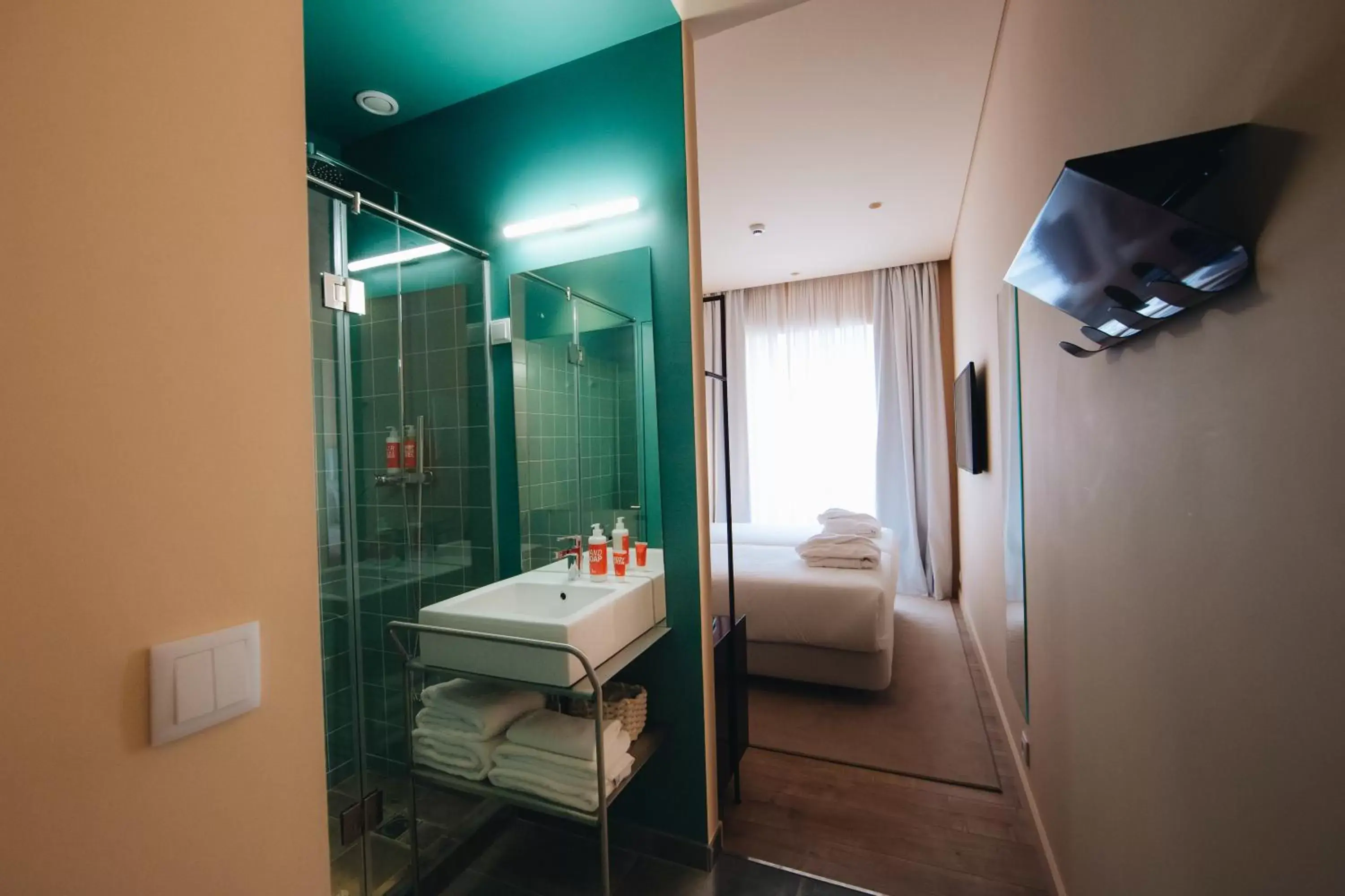 Bed, Bathroom in Esqina Cosmopolitan Lodge
