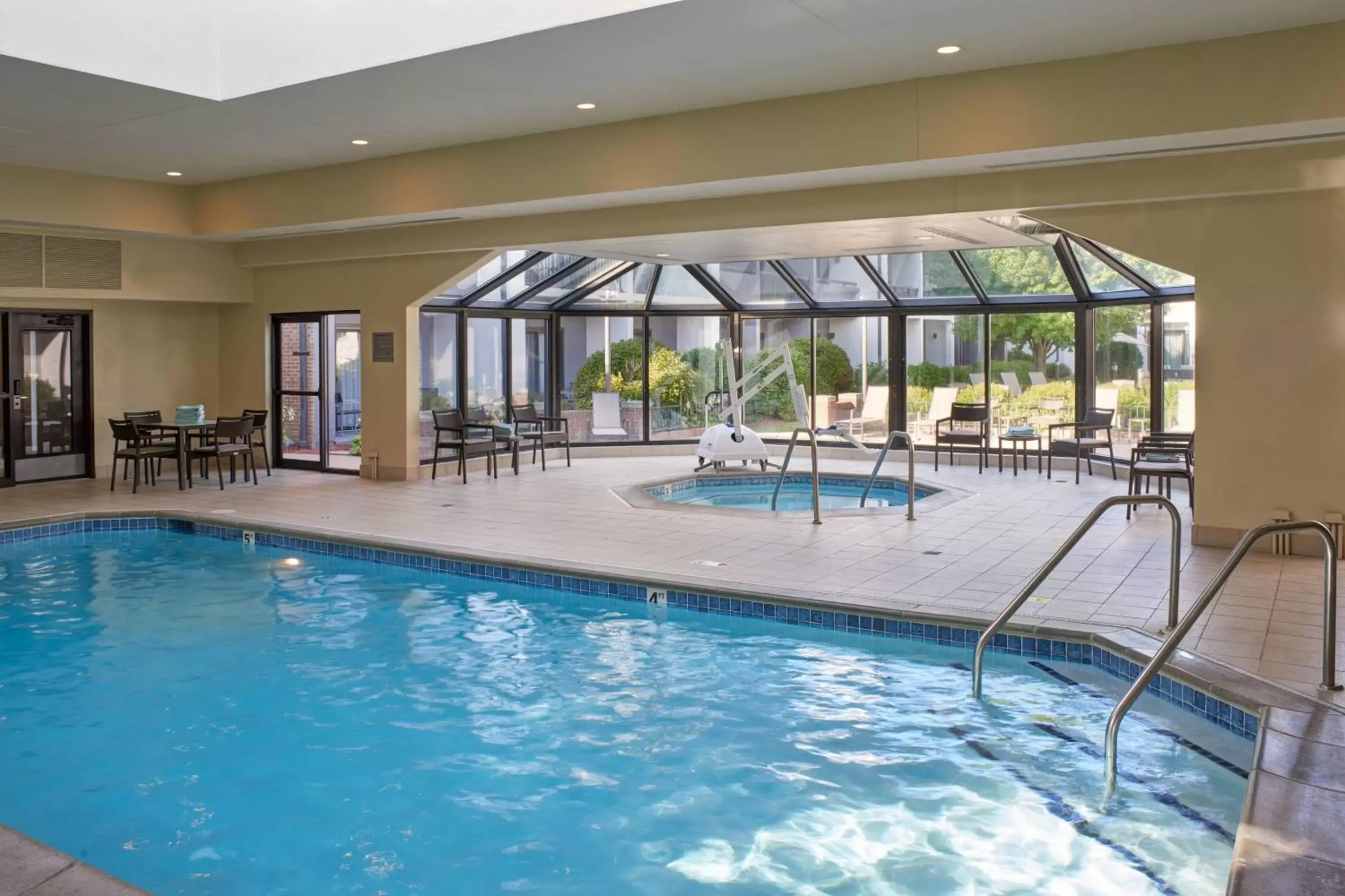 Swimming Pool in Sonesta Select Minneapolis Eden Prairie