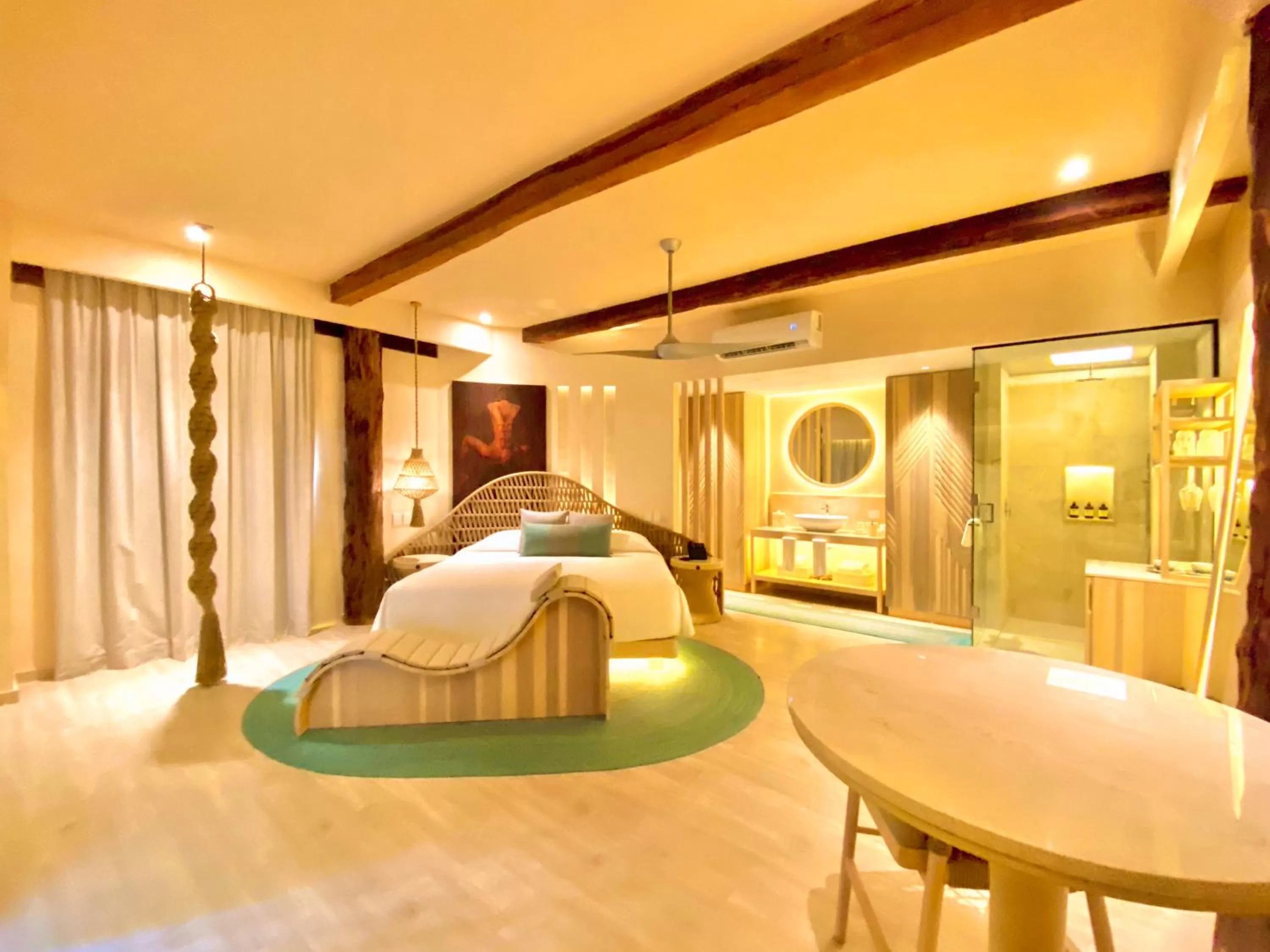 Shower, Bed in Hotel Shibari - Restaurant & Cenote Club