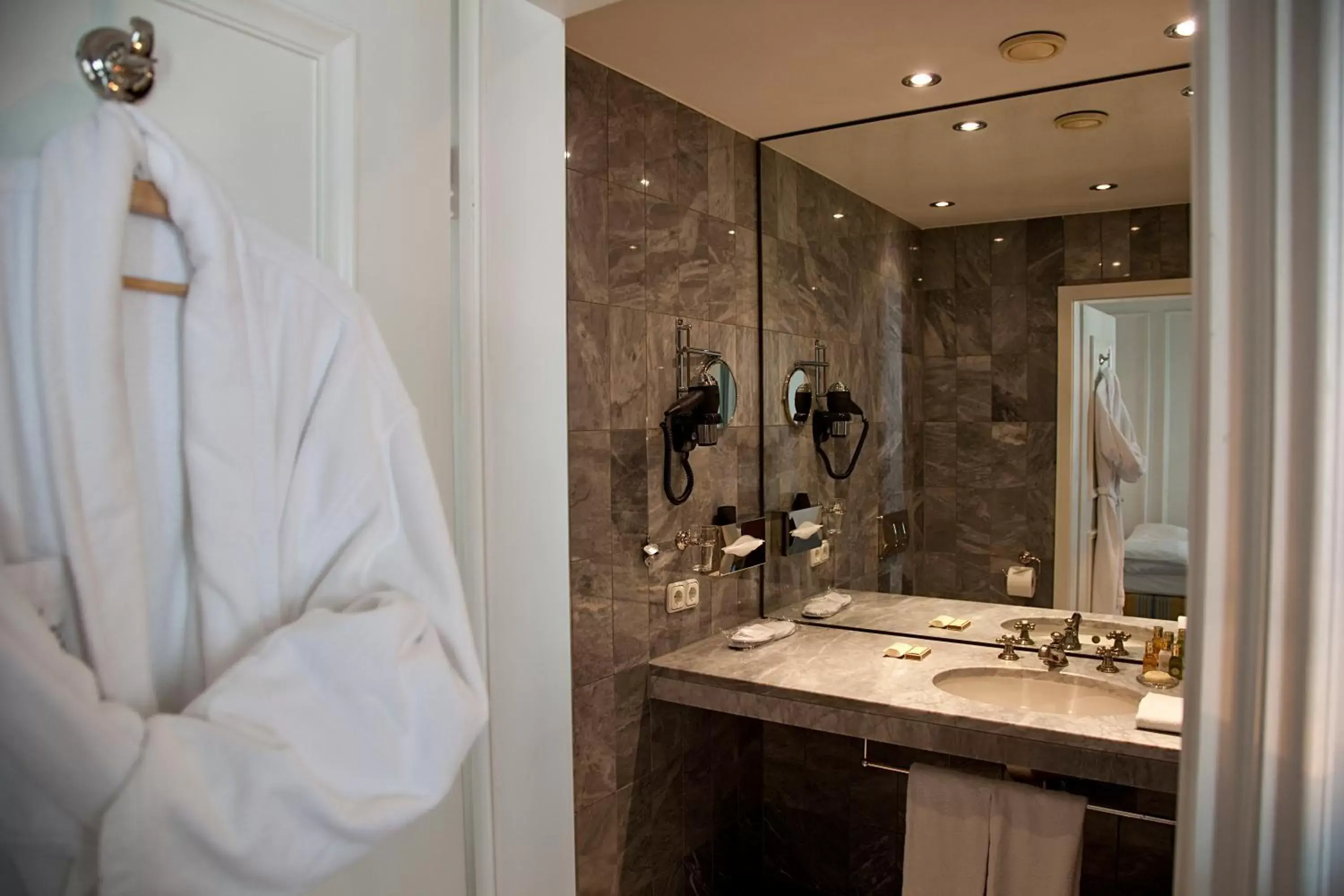 Bathroom in Hotel München Palace