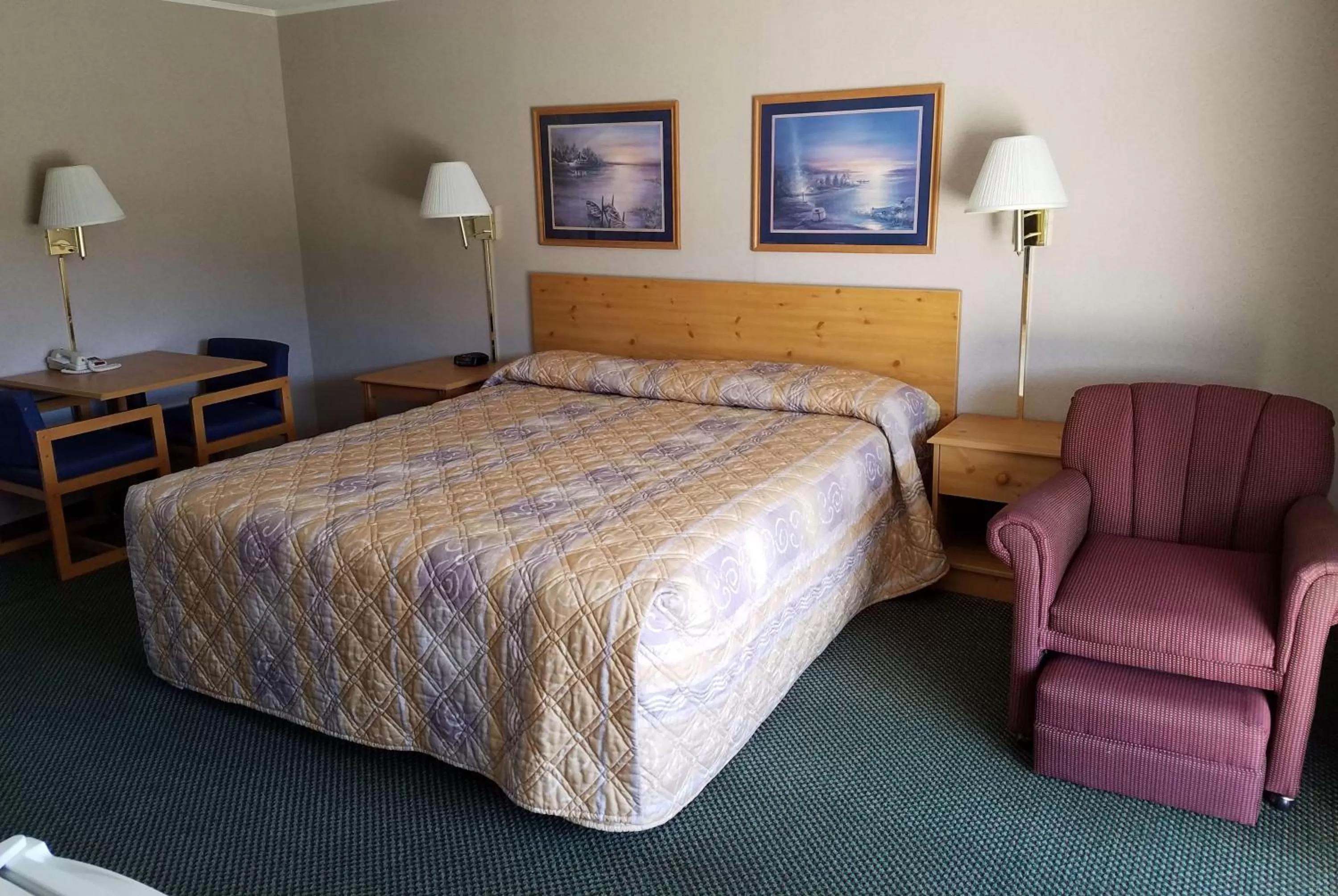 Photo of the whole room, Bed in Knights Inn Franklin