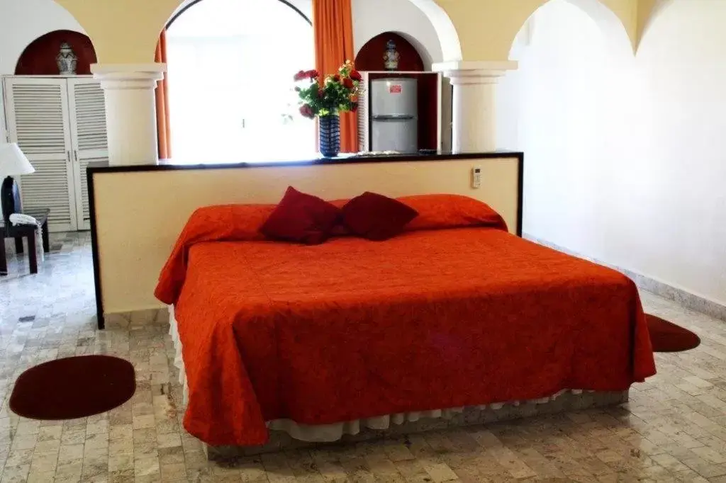 Staff, Bed in Villablanca Garden Beach Hotel