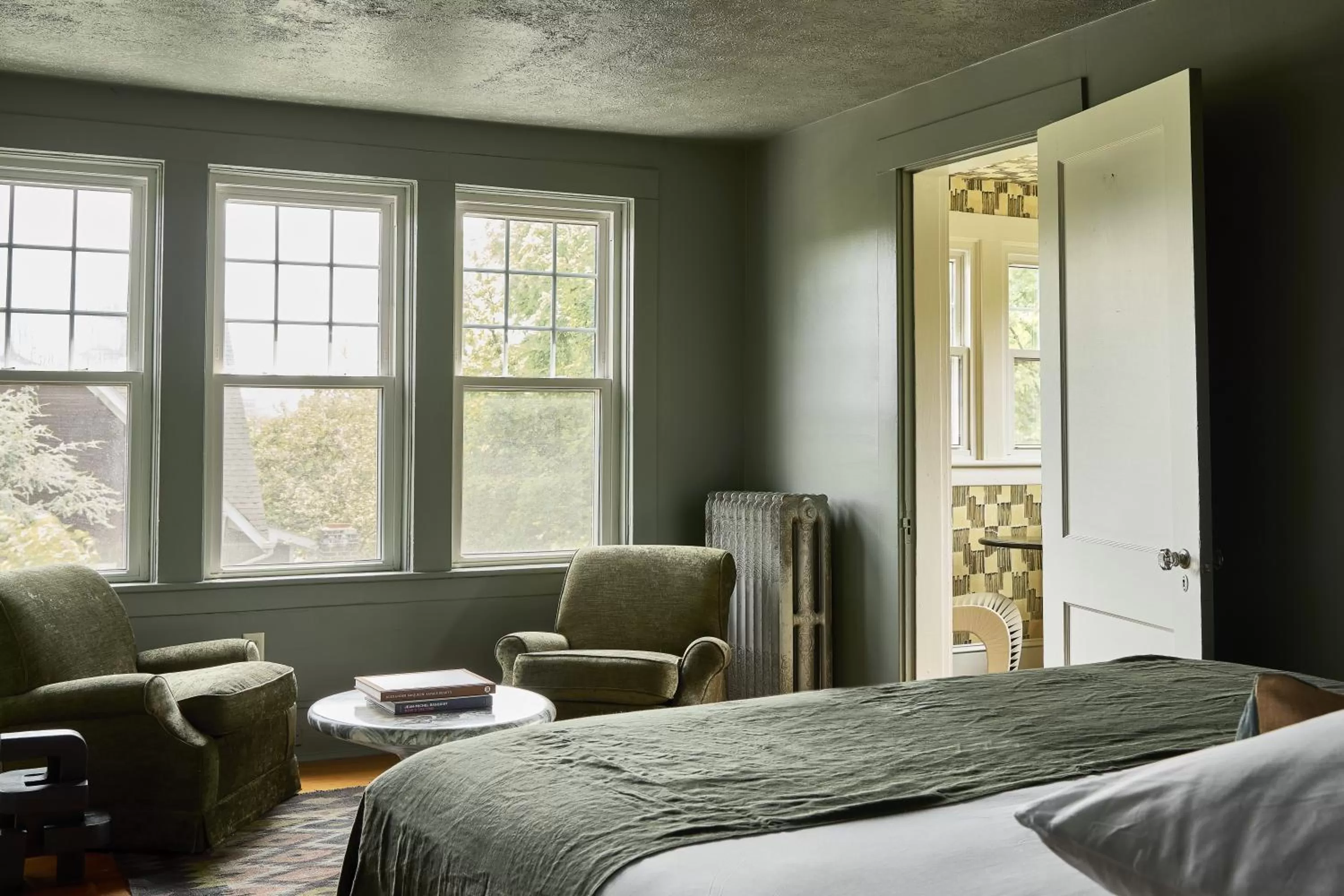 Seating area, Bed in Blind Tiger Asheville