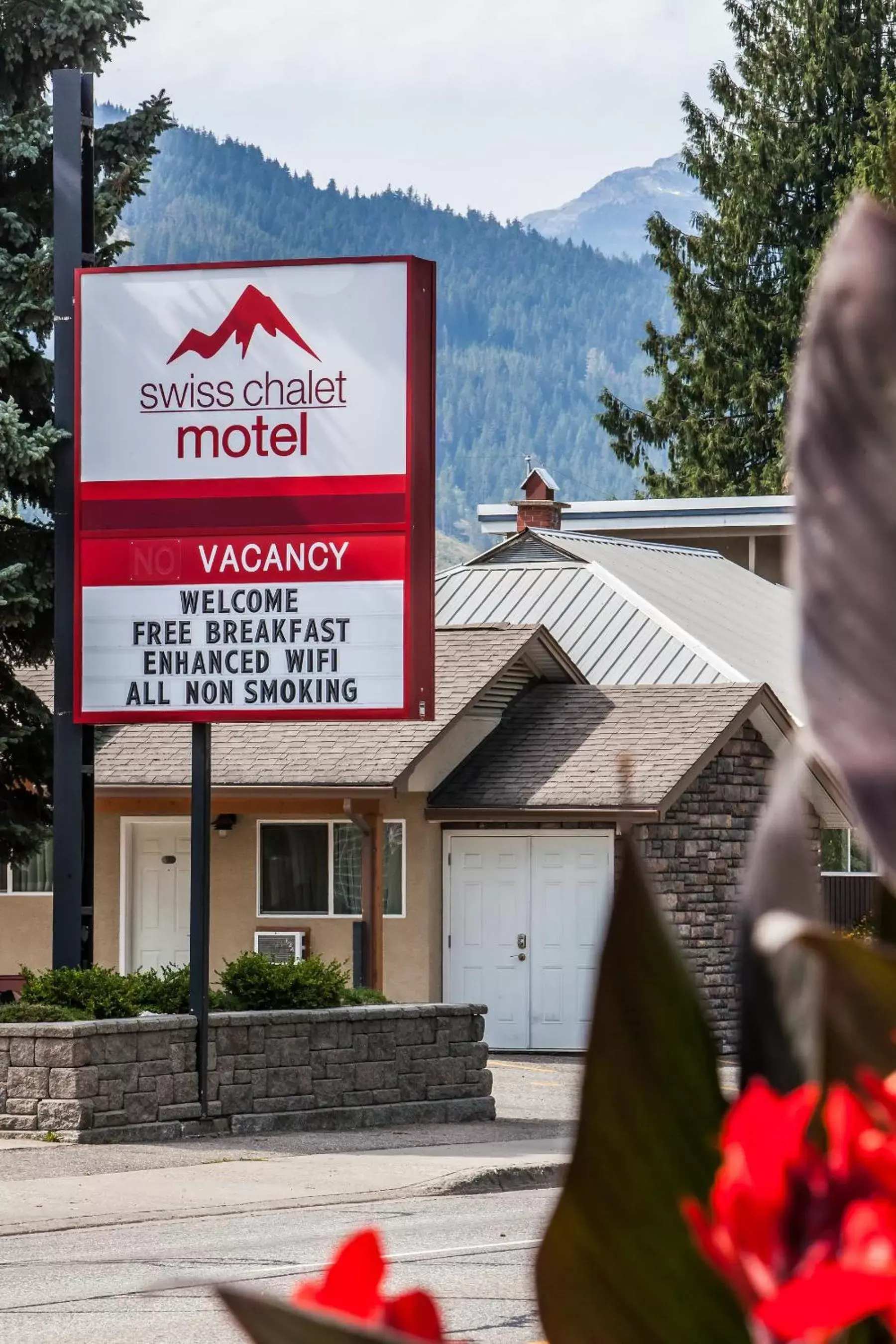 Facade/entrance, Property Building in Swiss Chalet Motel