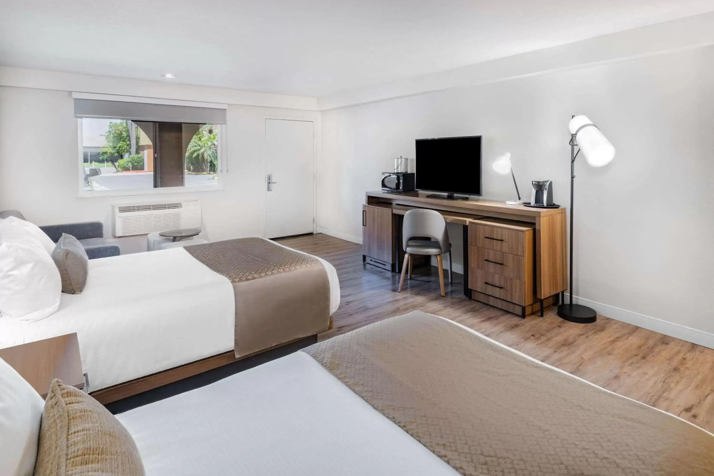 Photo of the whole room, Bed in Wyndham Garden San Diego