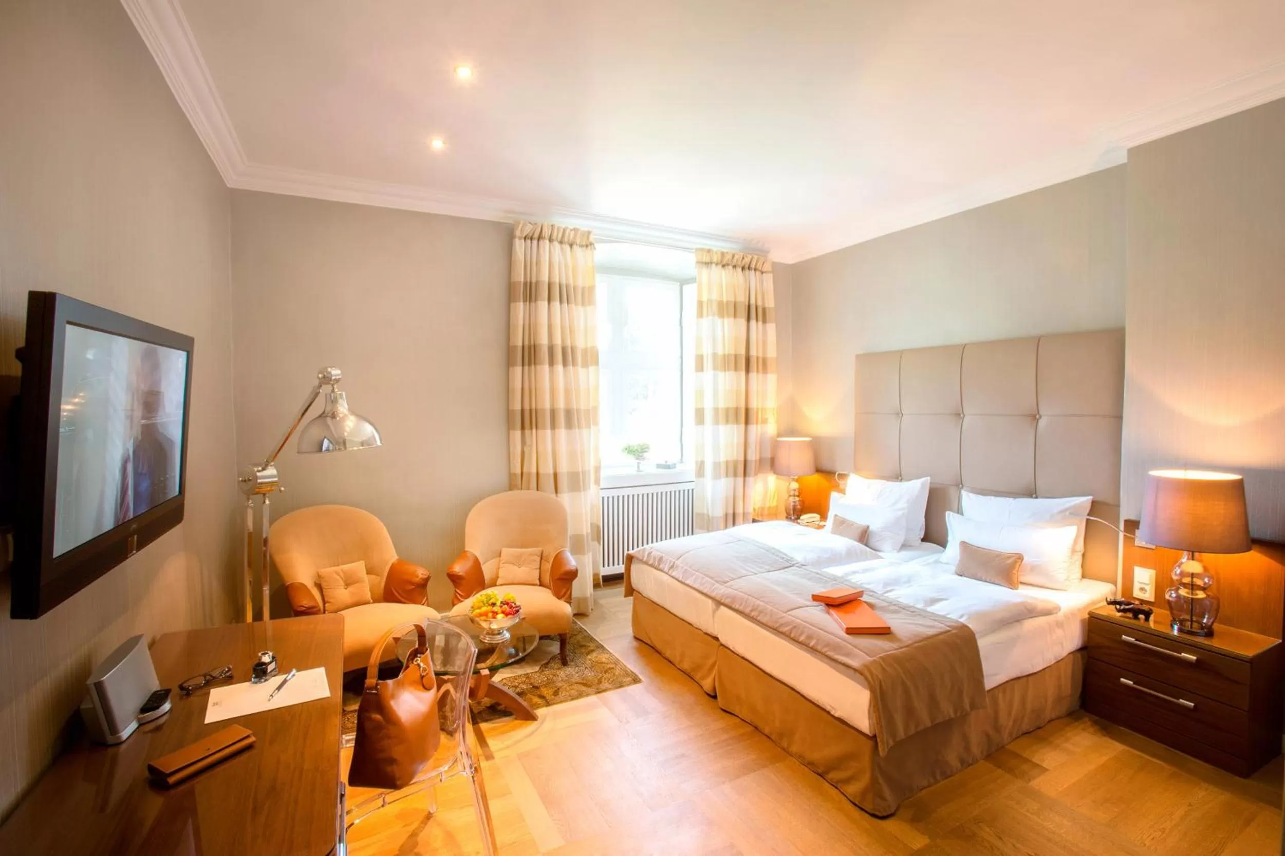 Photo of the whole room, Bed in Schlosshotel Hugenpoet