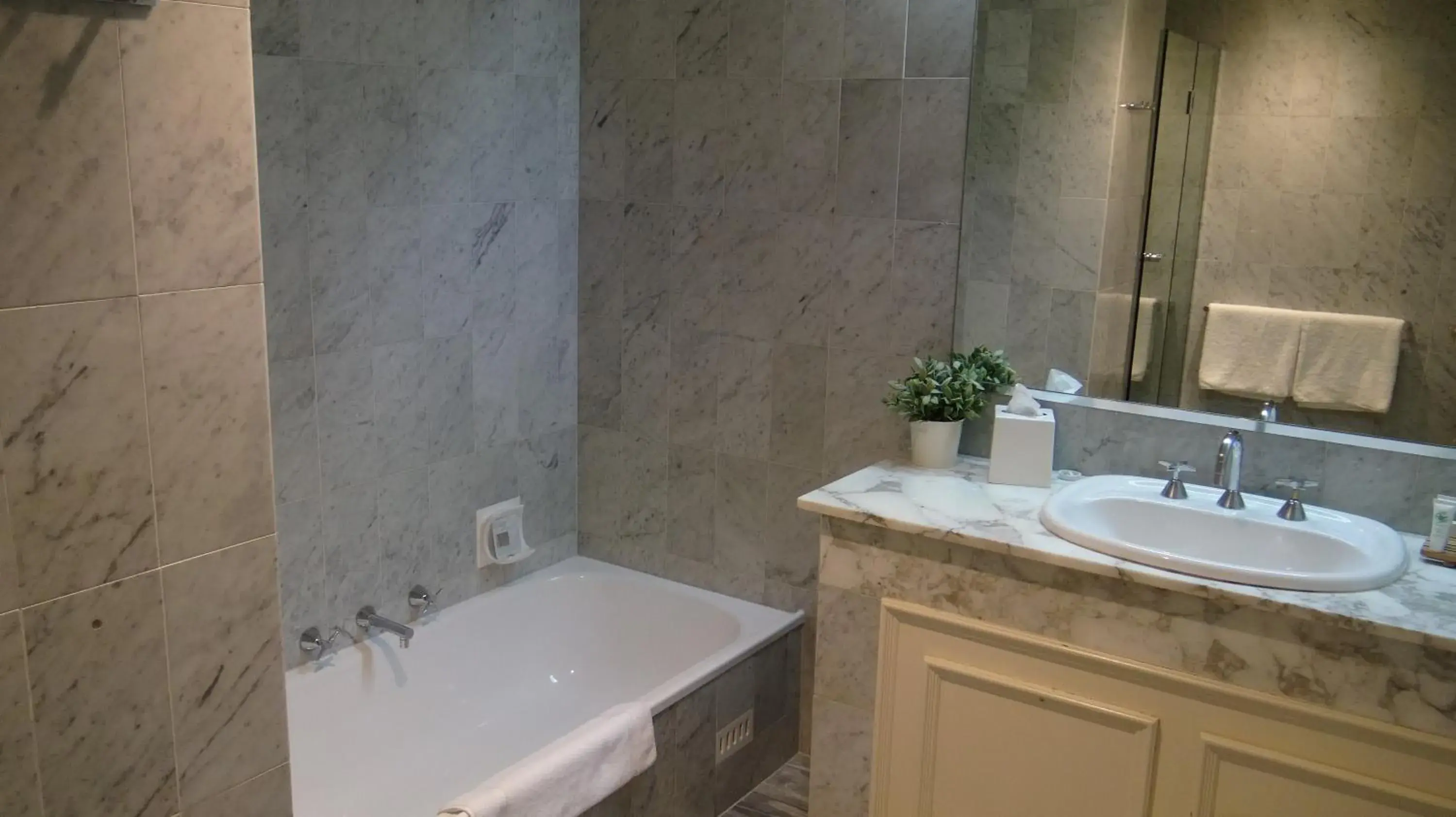 Bathroom in Hotel Richmond on Rundle Mall