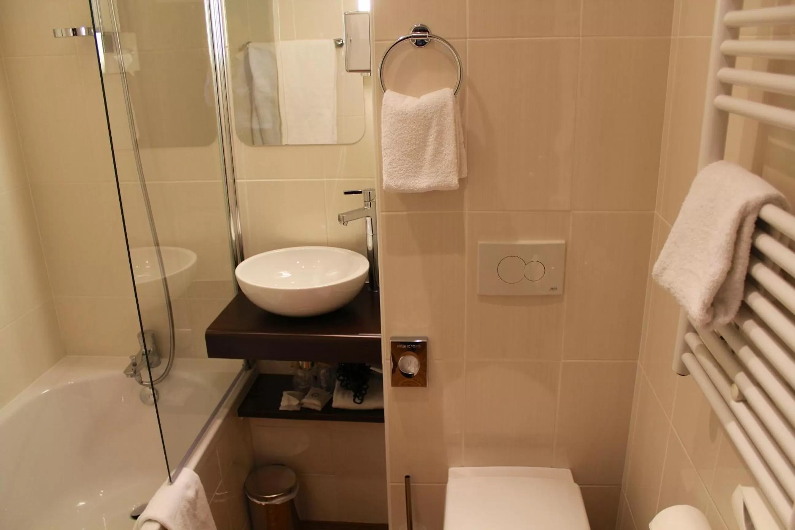 Toilet in Best Western Empire Elysees