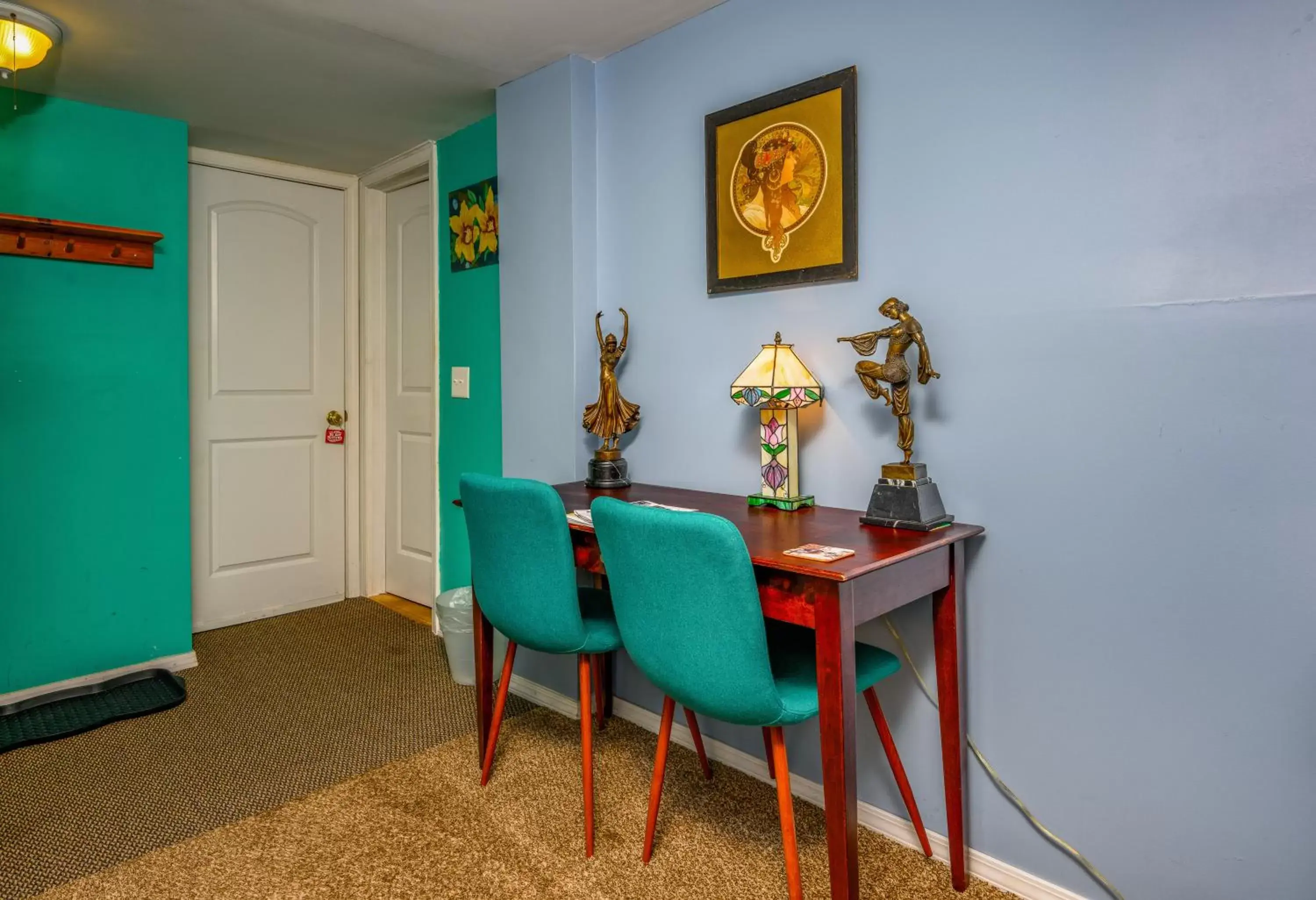 Dining Area in Mountain Treasure Bed and Breakfast