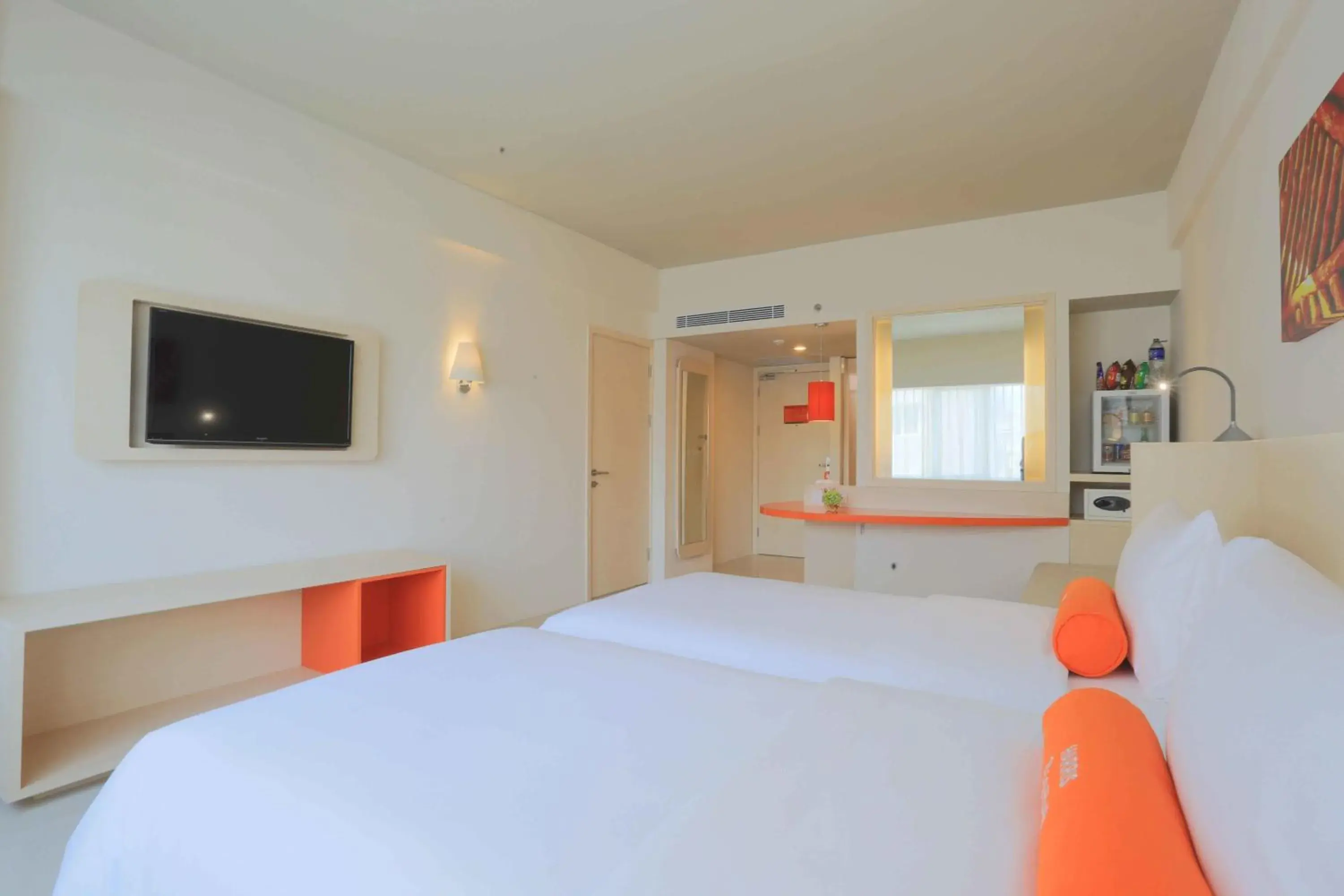 Bedroom, Bed in Harris Hotel And Conventions Ciumbuleuit - Bandung