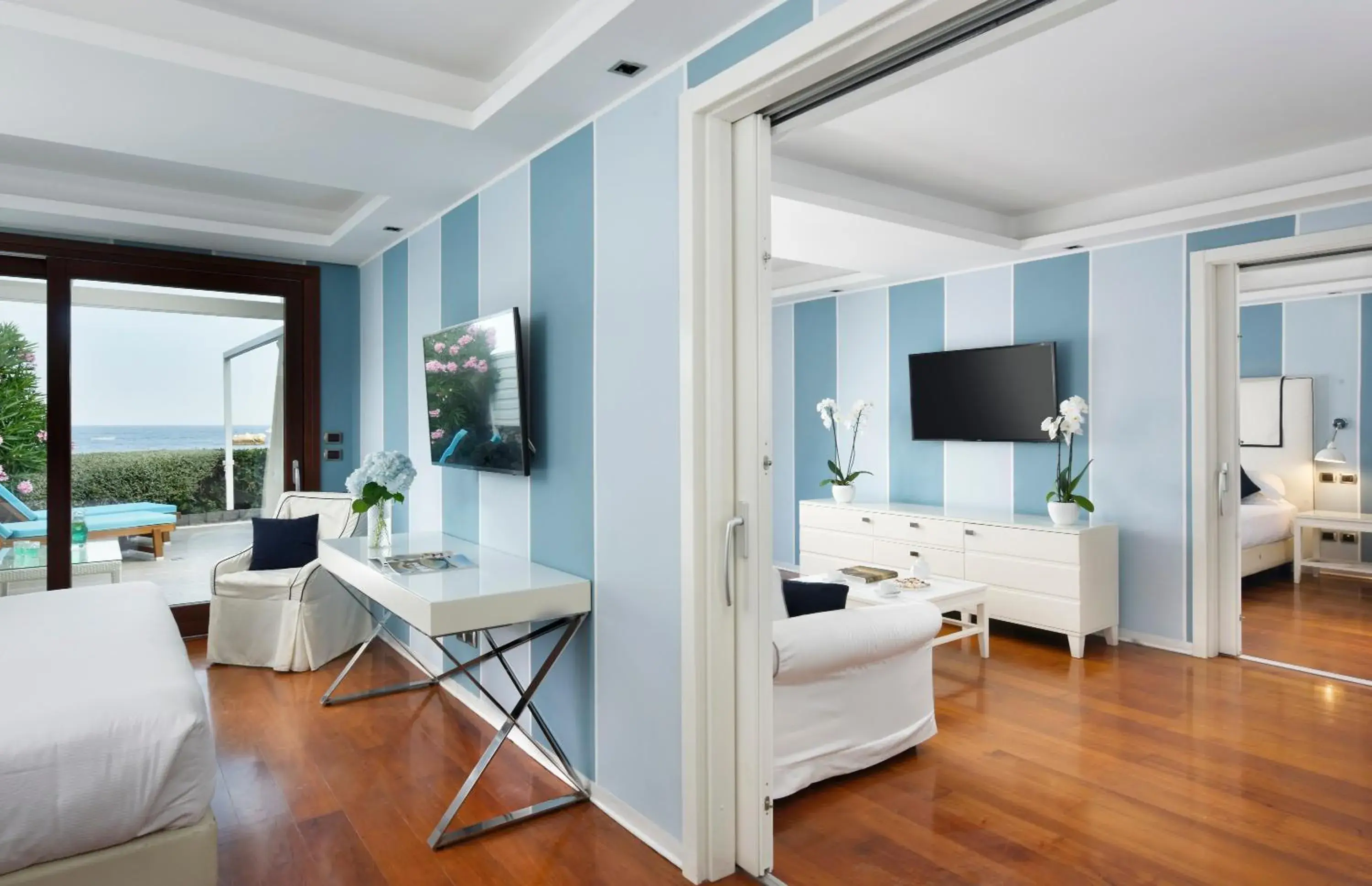 Living room, TV/Entertainment Center in La Plage Resort