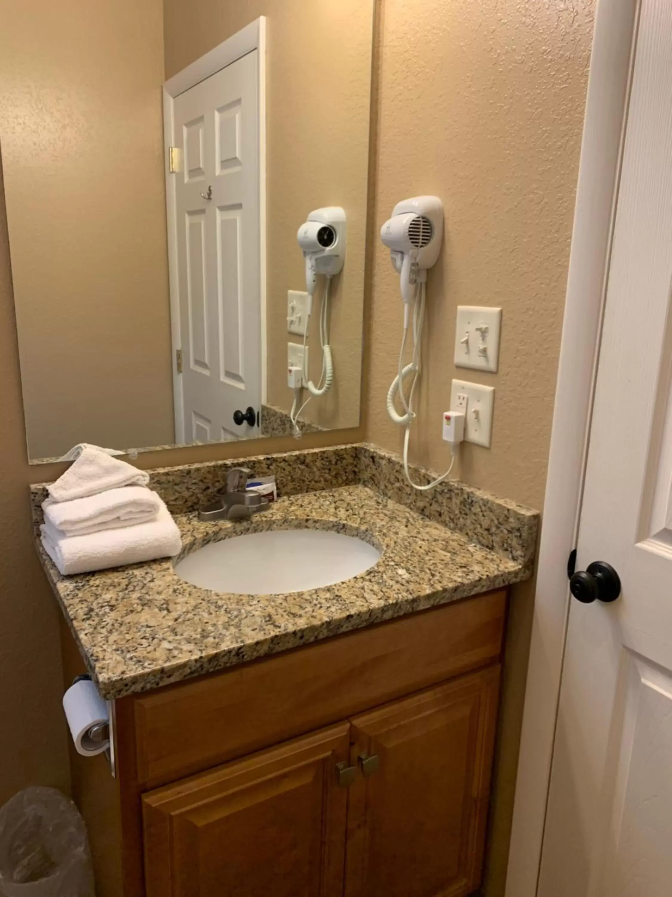 Bathroom in Carr's Northside Hotel and Cottages