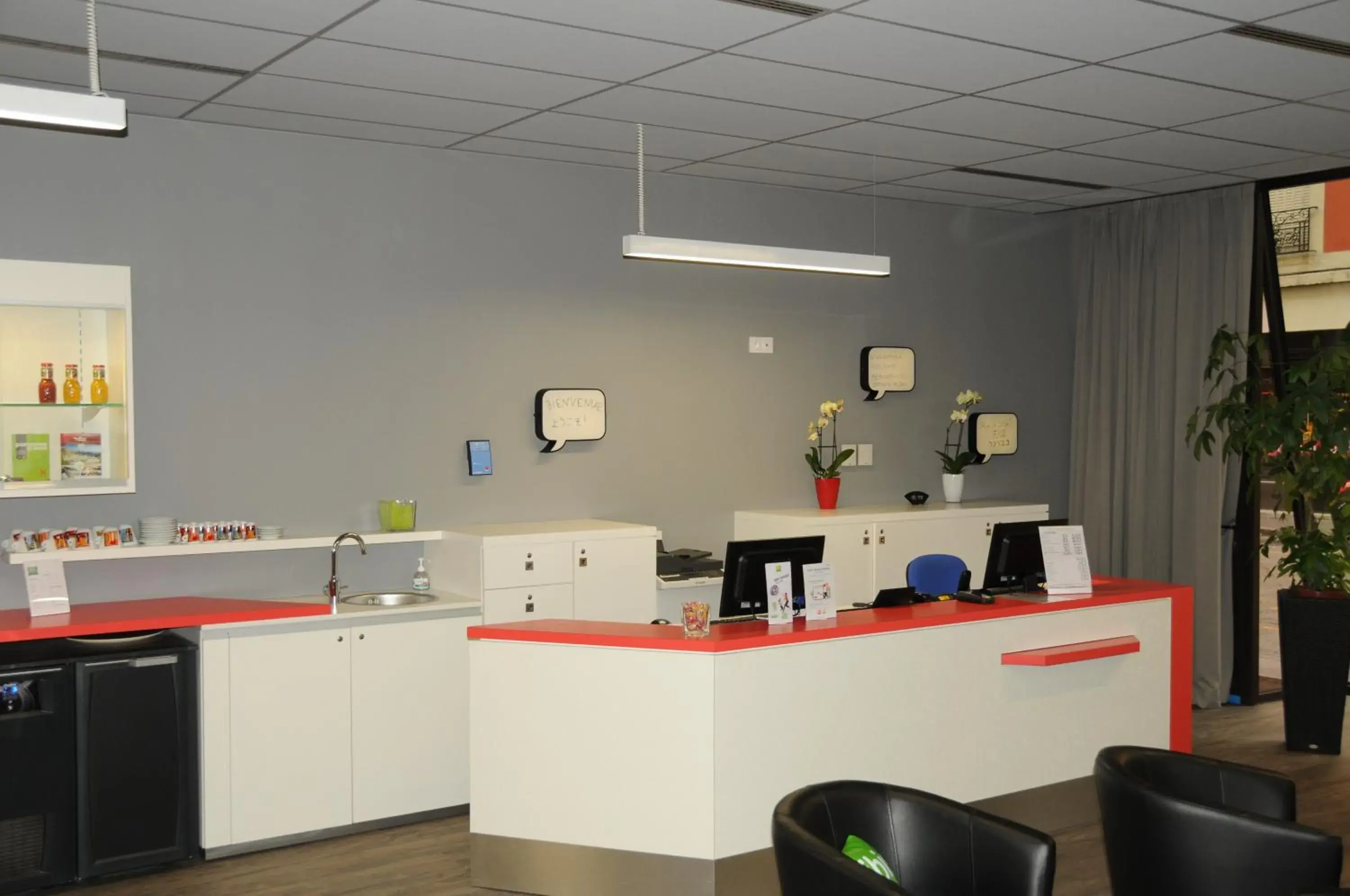 Lobby or reception, Kitchen/Kitchenette in Ibis Styles Chambery Centre Gare