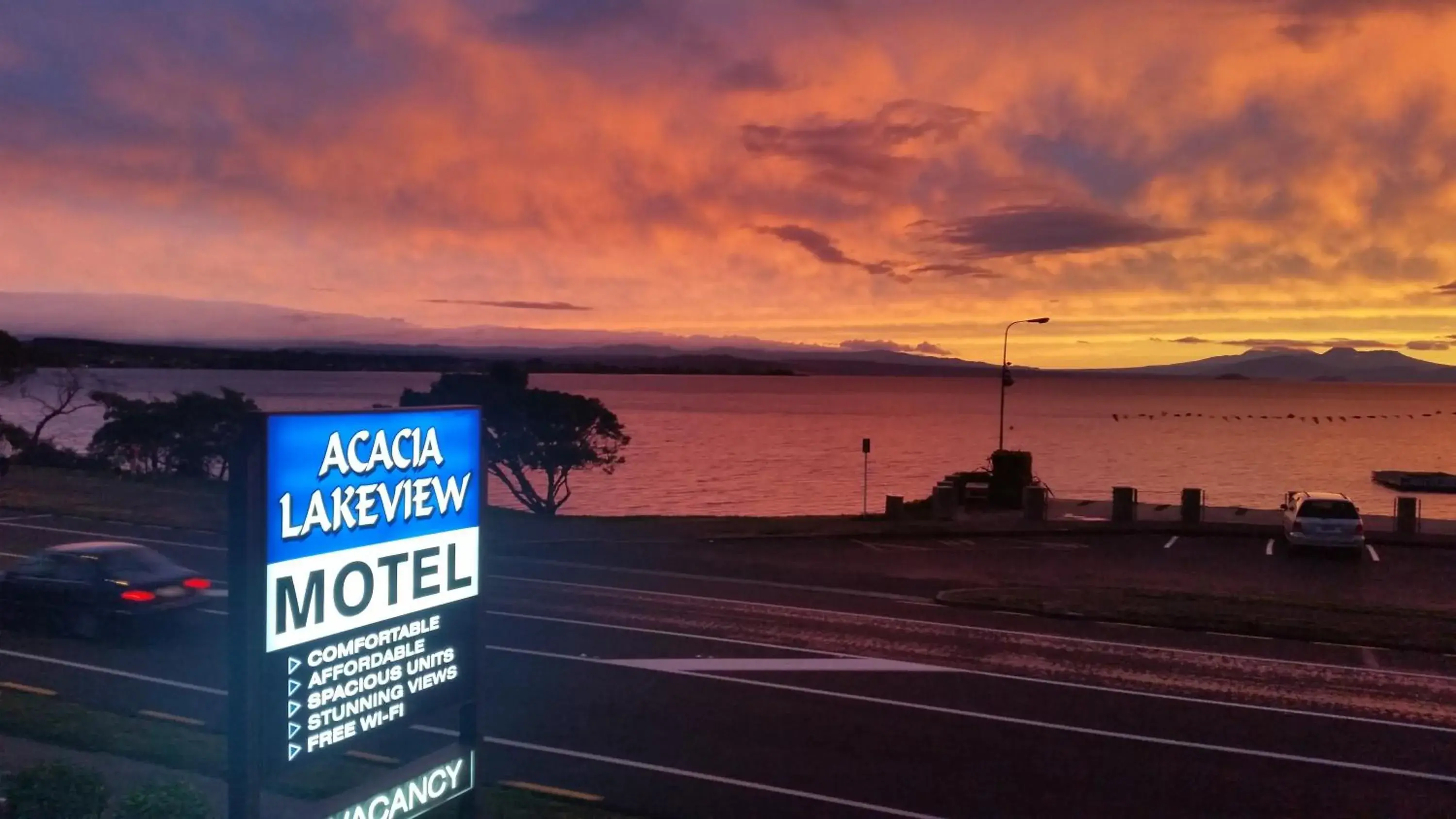 Sunset in Acacia Lake View Motel