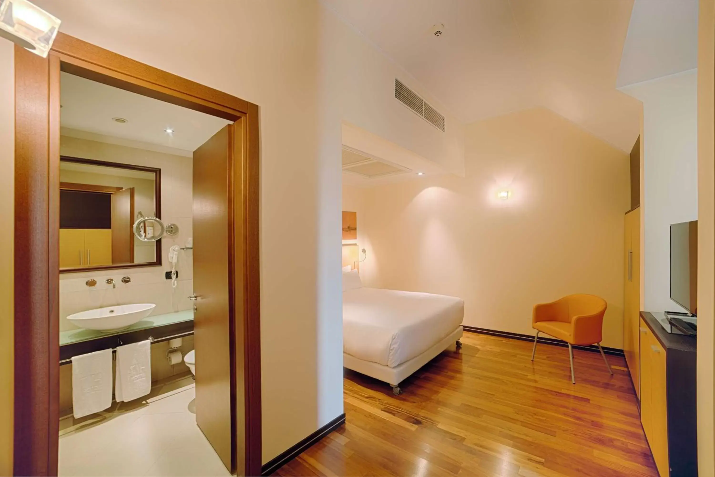 Bedroom, Bathroom in NH Milano 2 Residence