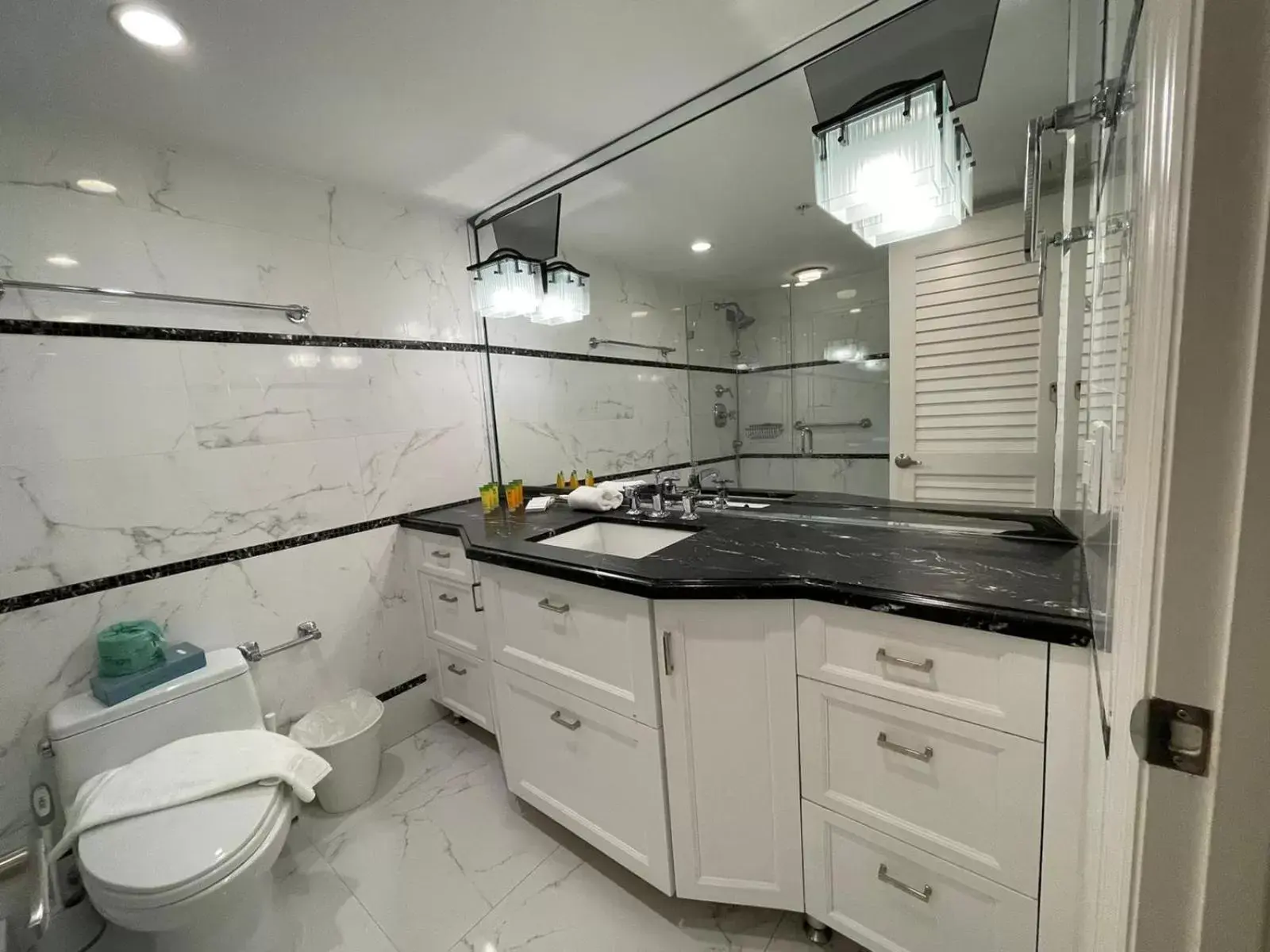 Bathroom, Kitchen/Kitchenette in The Alexander Beach Residences
