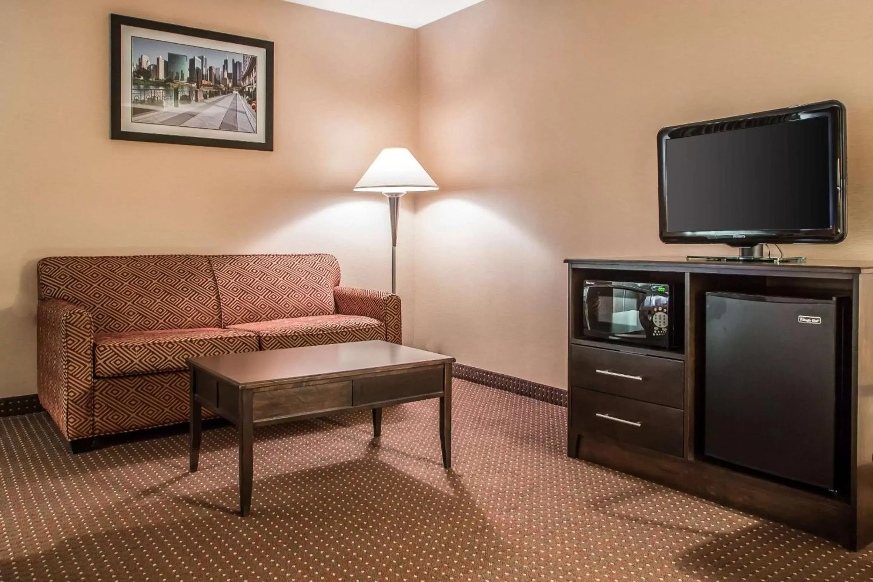 Photo of the whole room, TV/Entertainment Center in Quality Inn Elgin I-90