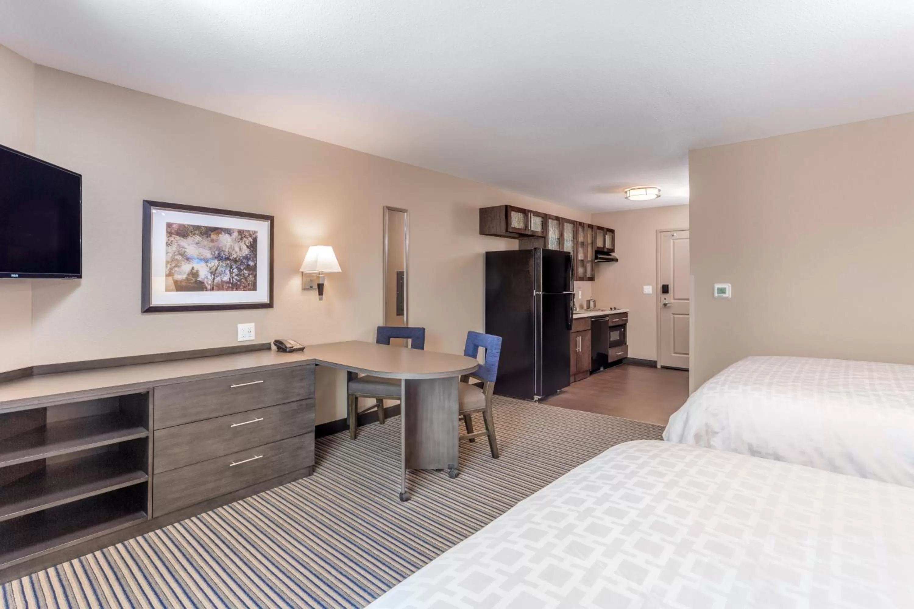 Photo of the whole room, Bed in Candlewood Suites Eau Claire I-94 by IHG
