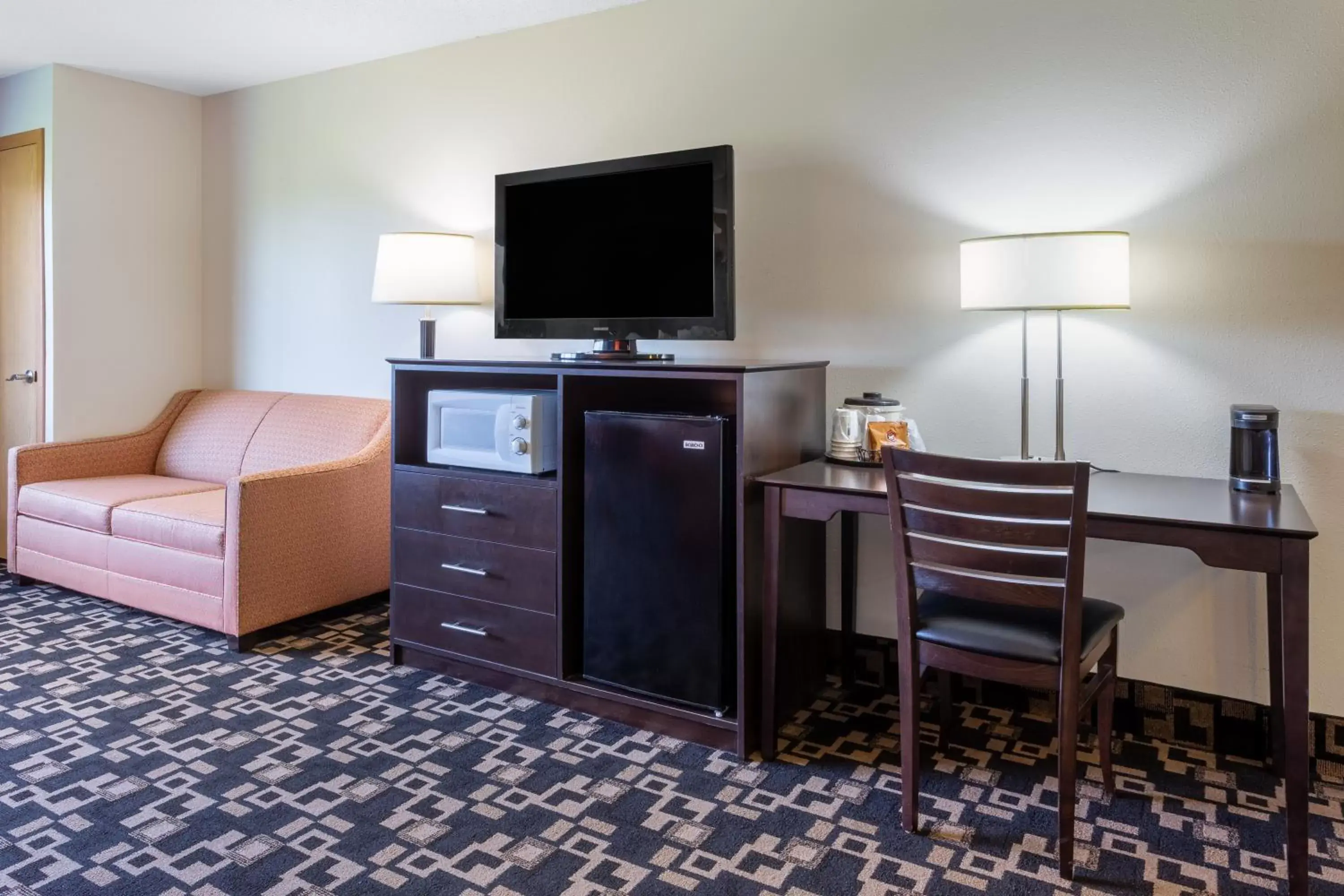 Seating area, TV/Entertainment Center in AmericInn by Wyndham Wausau