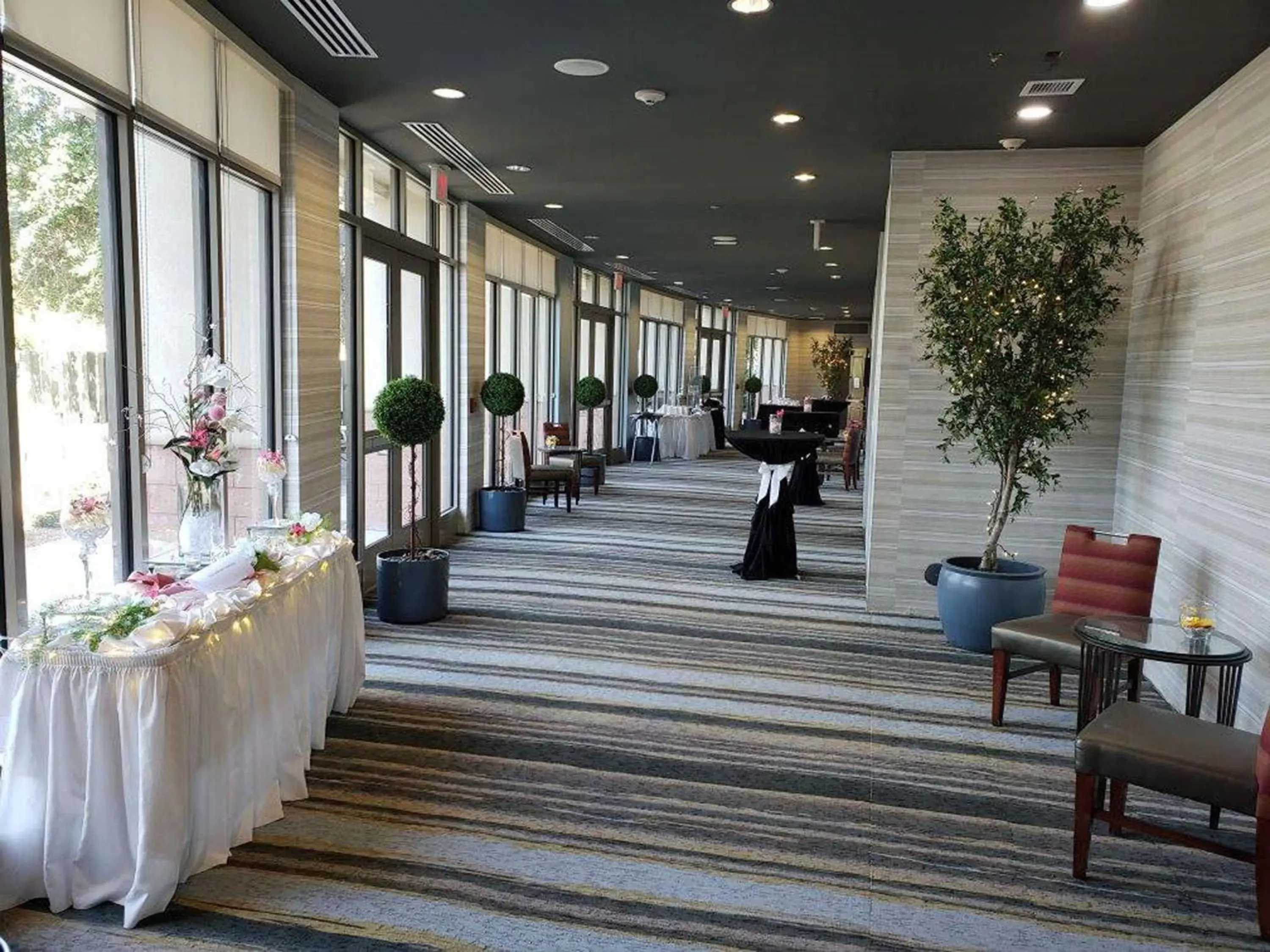 Meeting/conference room in Holiday Inn Phoenix Airport, an IHG Hotel