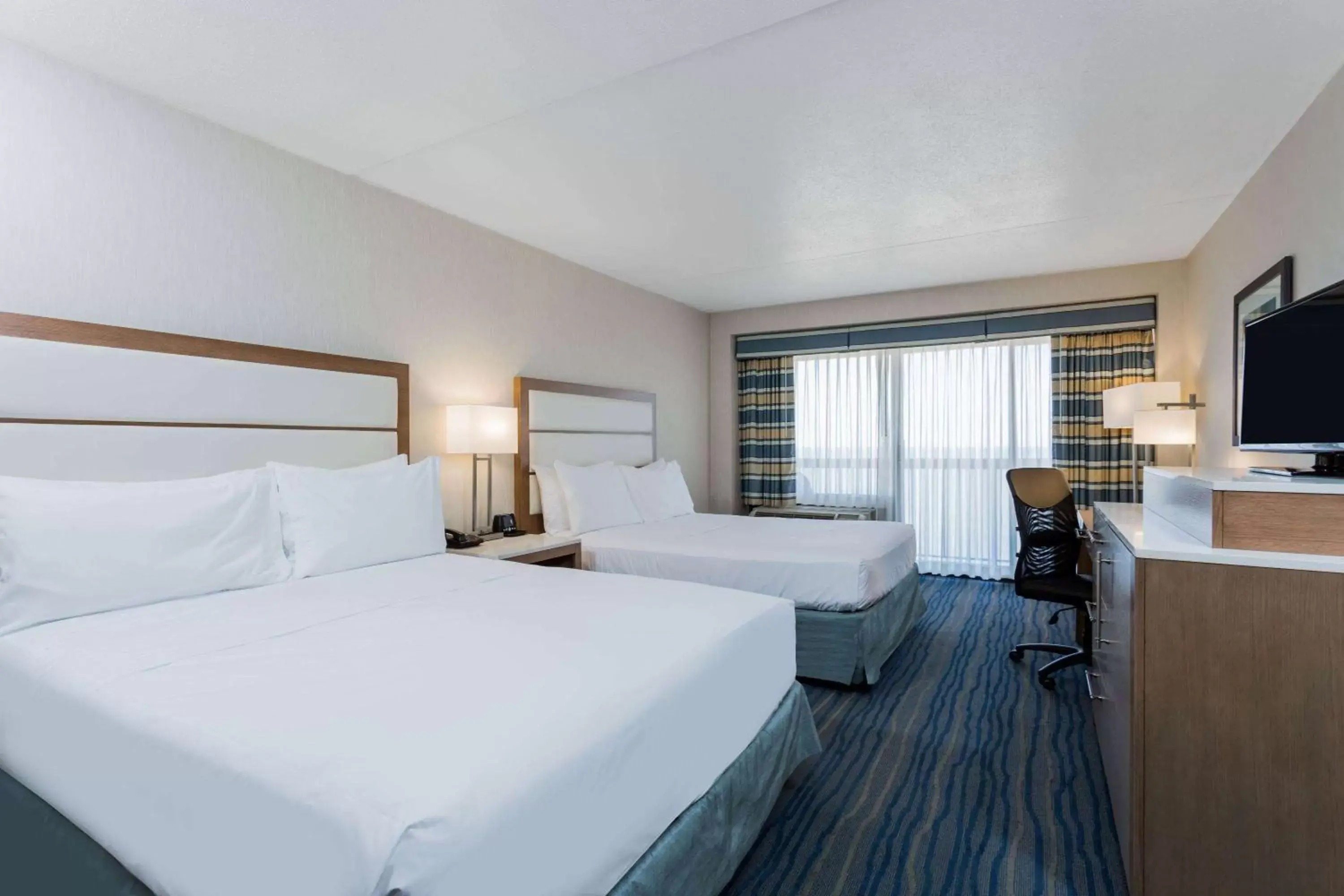 Photo of the whole room, Bed in Wyndham Virginia Beach Oceanfront Photo of the whole room, Bed in Wyndham Virginia Beach Oceanfront