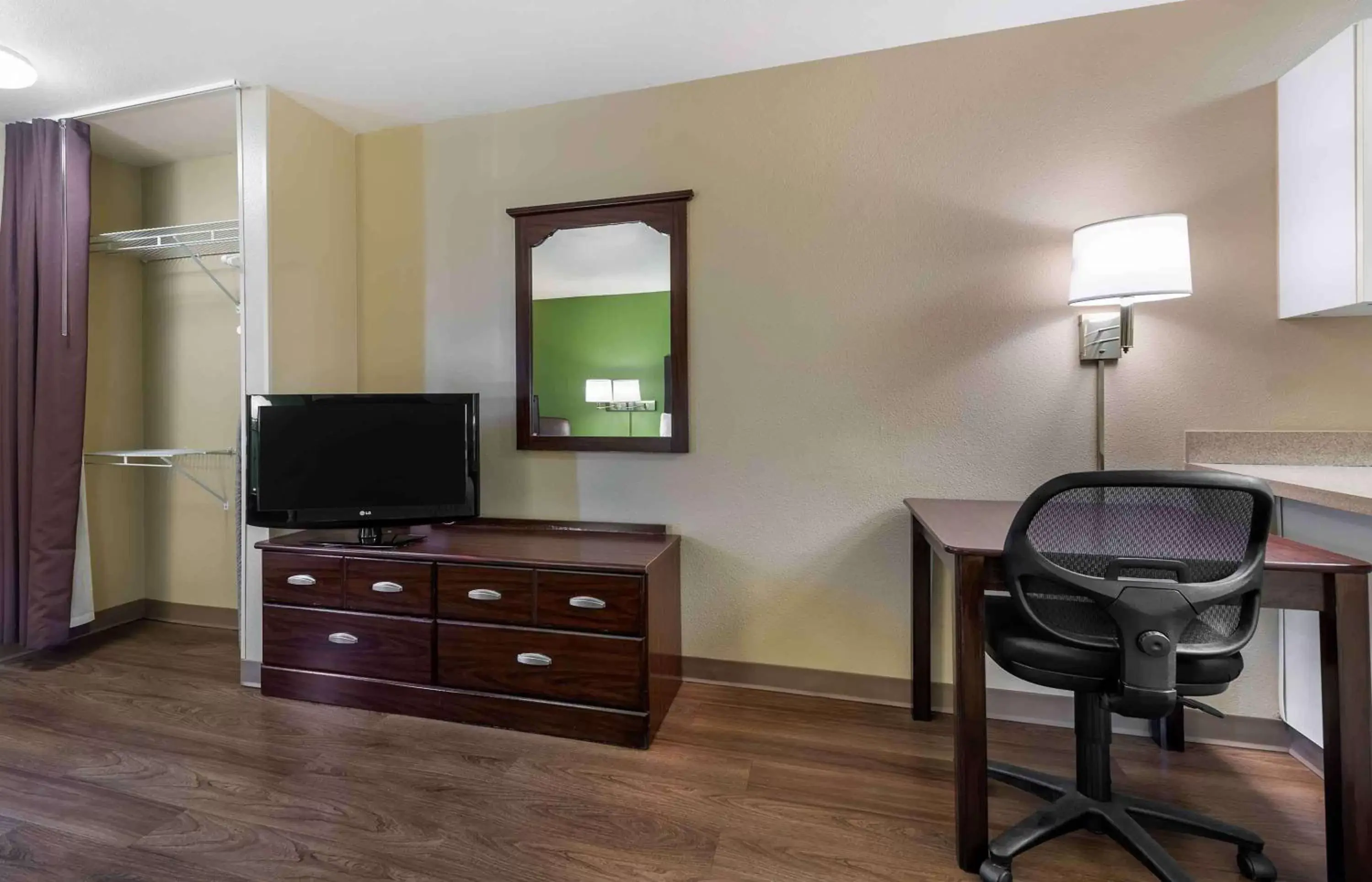 Bedroom, TV/Entertainment Center in Extended Stay America Suites - Colorado Springs - West