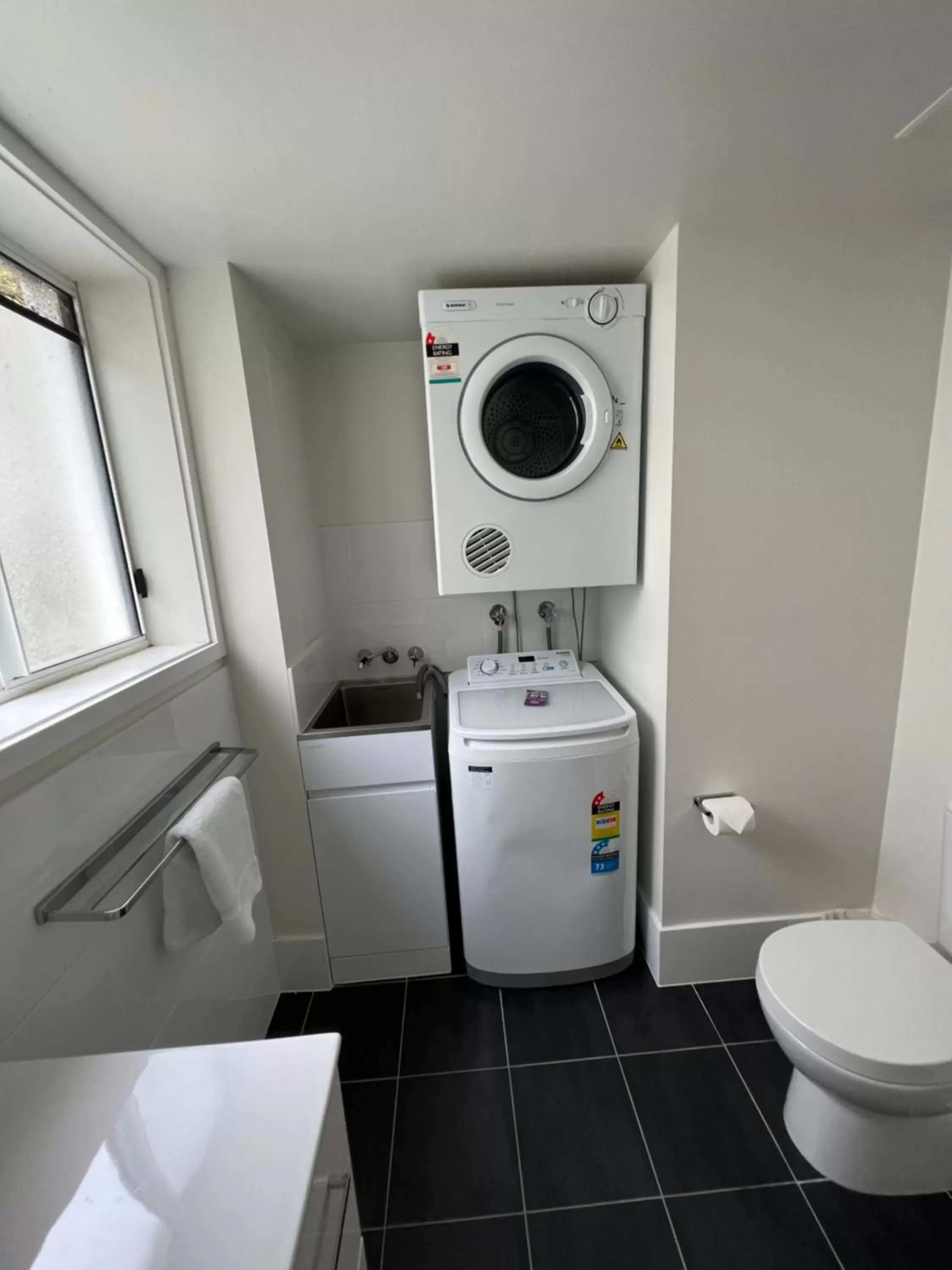 washing machine, Bathroom in Cascade Gardens Apartments