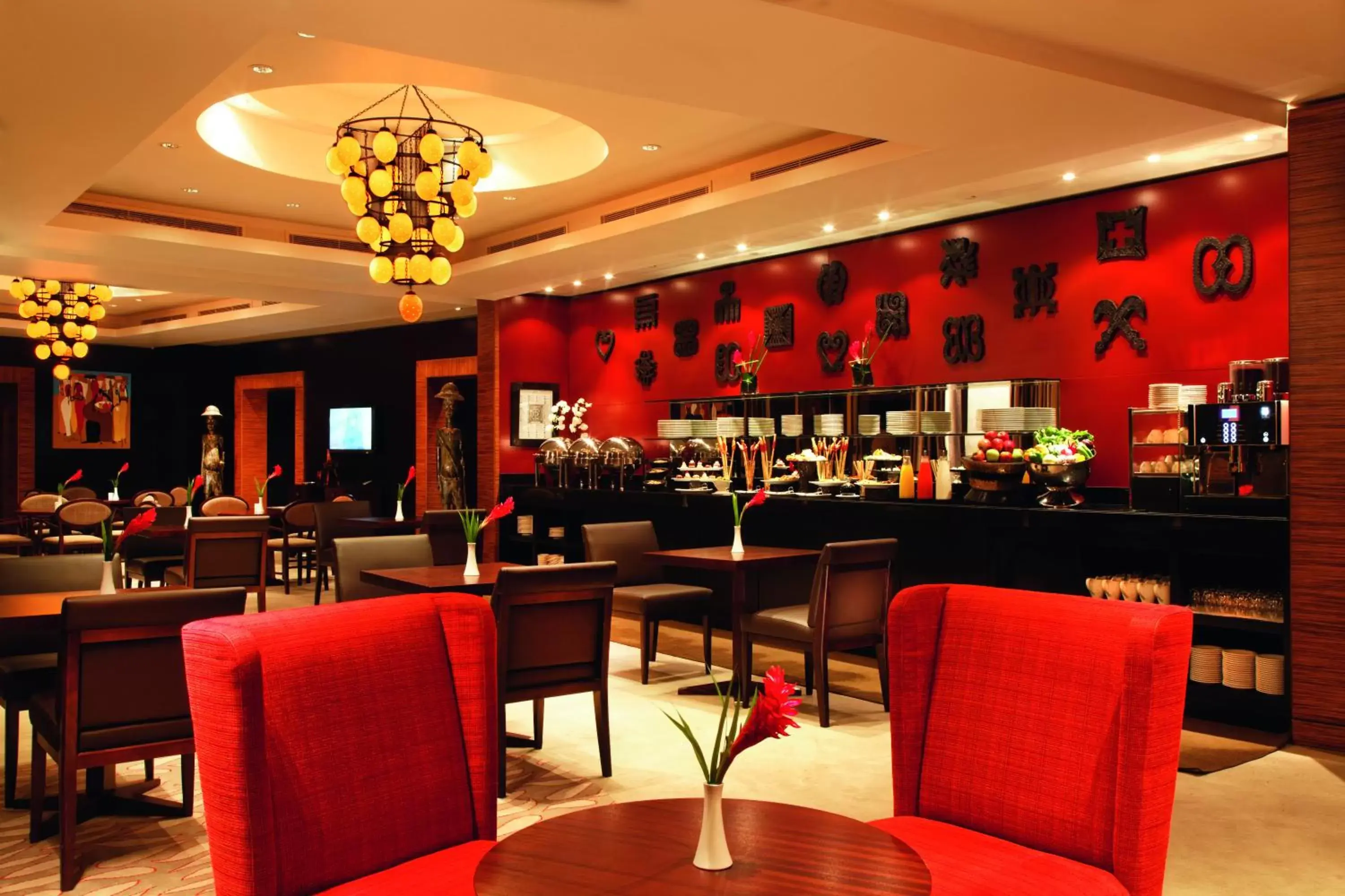 Lounge or bar, Restaurant/Places to Eat in Mövenpick Ambassador Hotel Accra