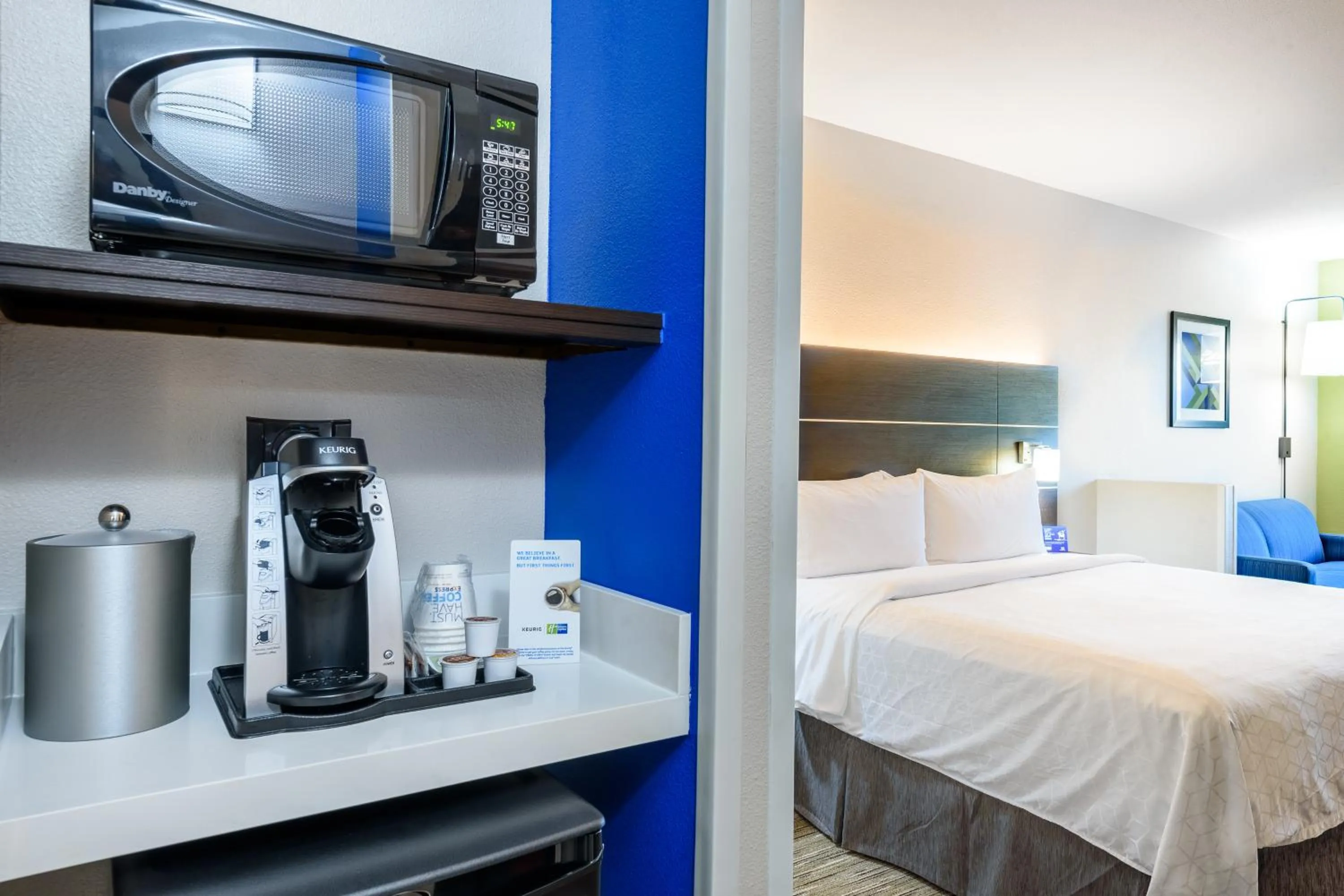 Bed in Holiday Inn Express Hotel and Suites Bastrop by IHG