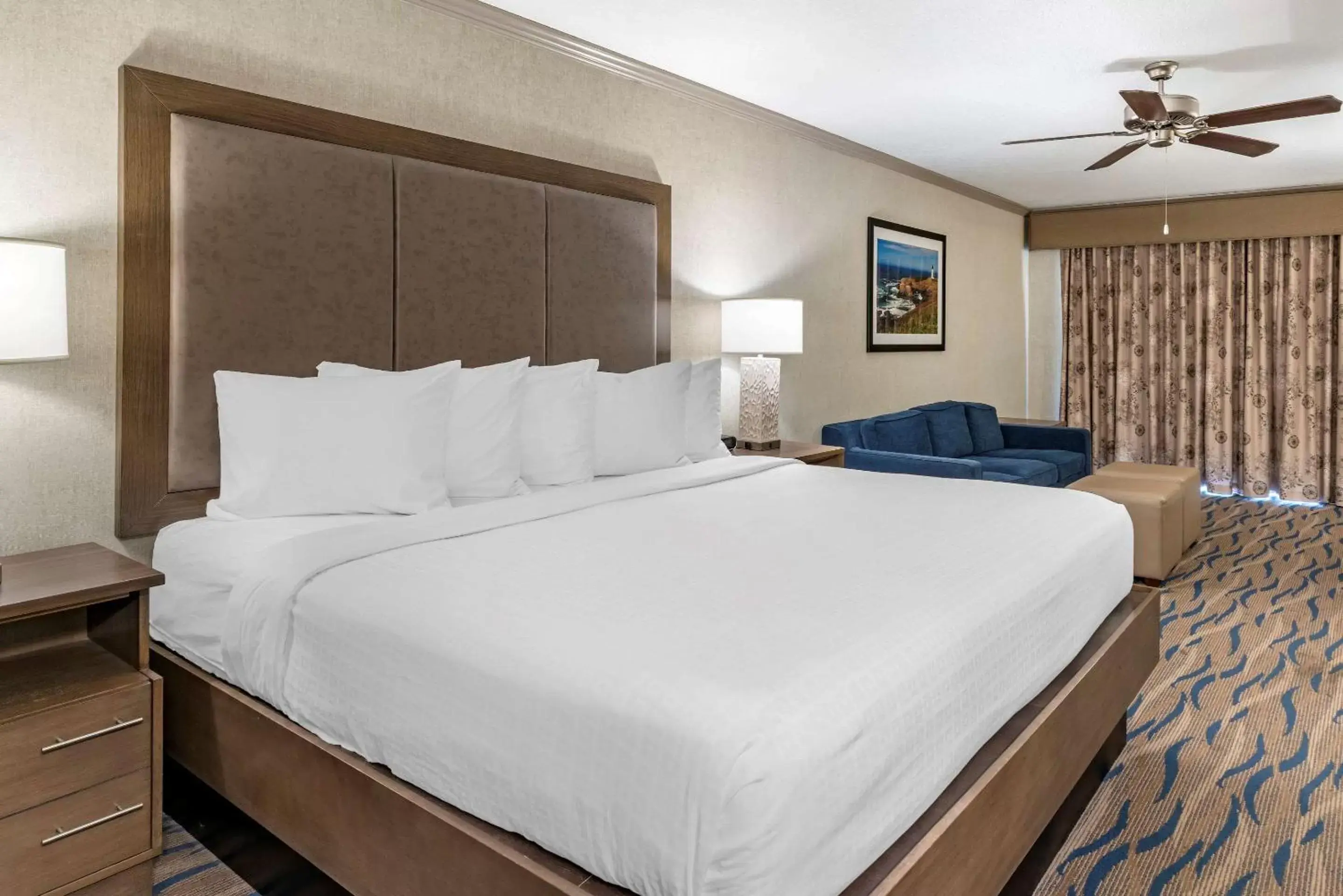 Photo of the whole room, Bed in Elizabeth Oceanfront Suites, Ascend Hotel Collection