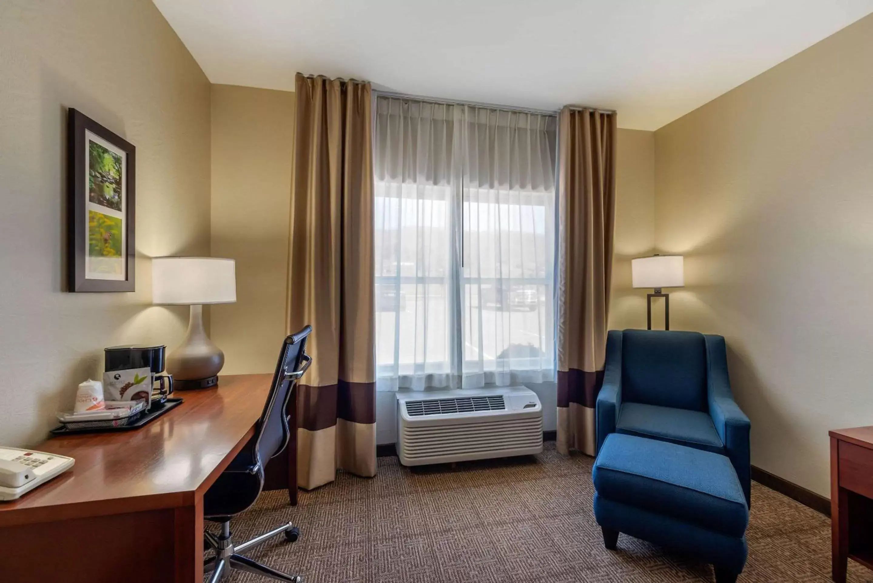 Photo of the whole room, Seating Area in Comfort Inn & Suites Northern Kentucky