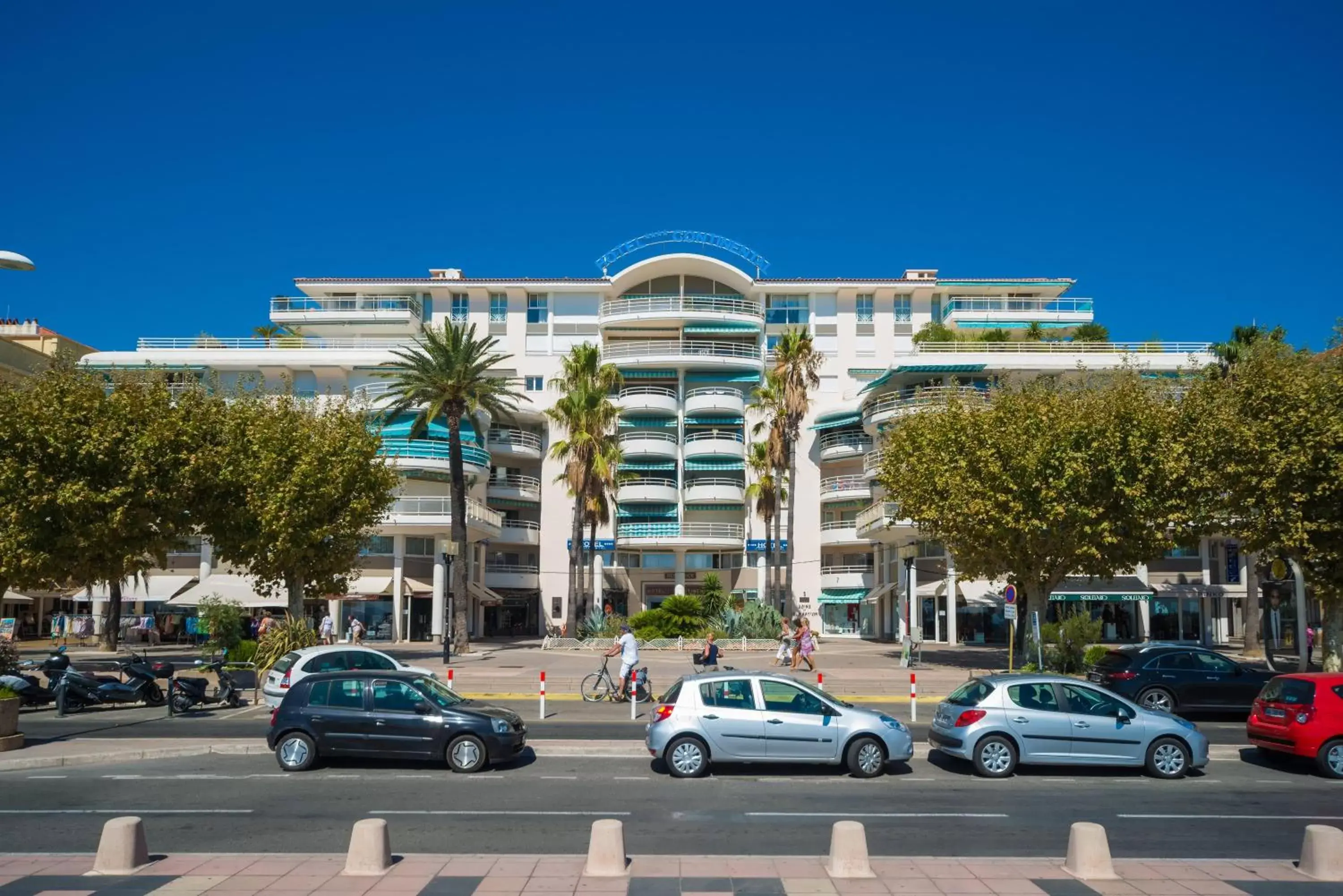 Facade/entrance, Property Building in Hotel Continental Saint Raphael