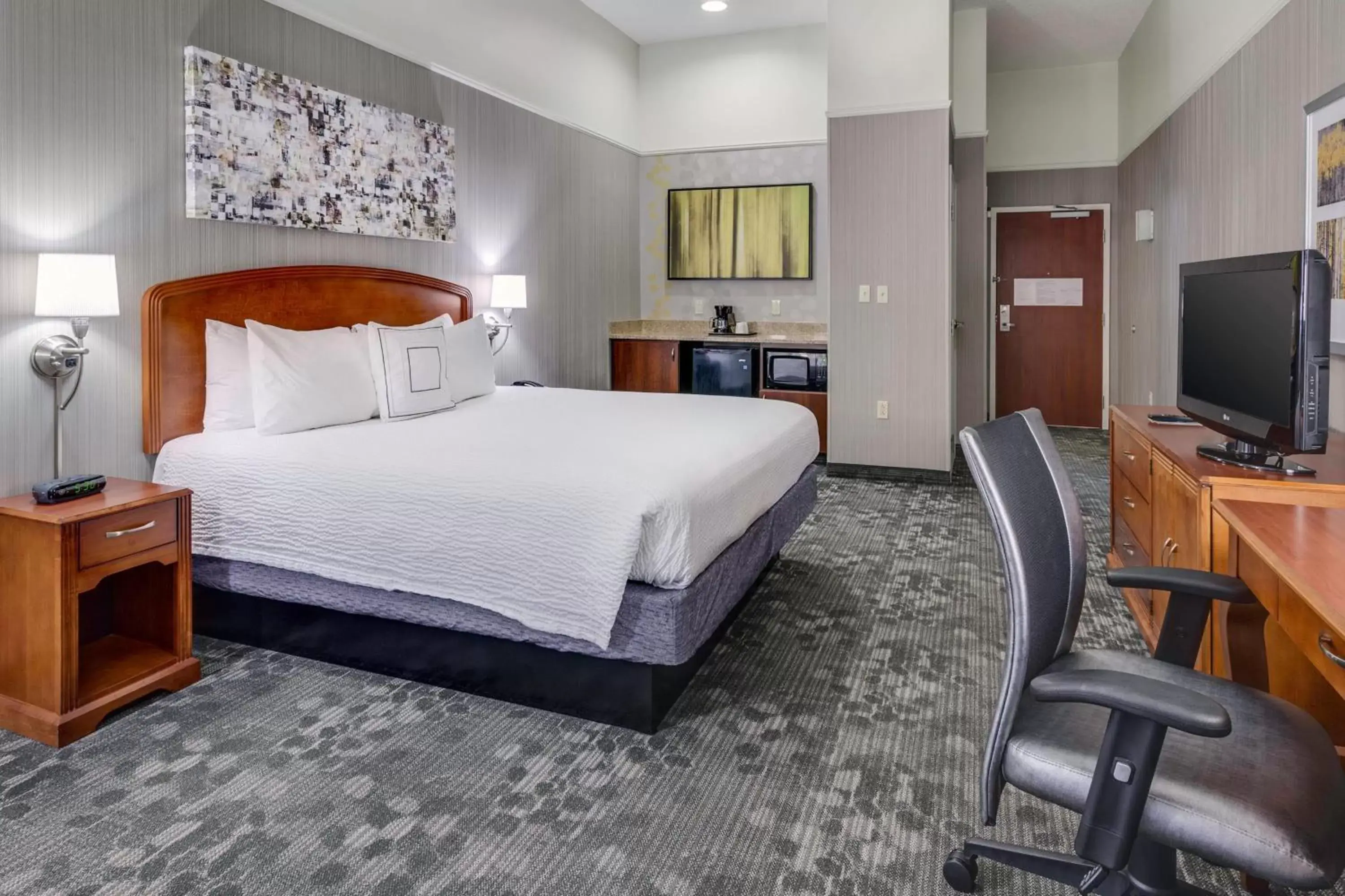 Photo of the whole room, Bed in Courtyard by Marriott Providence Warwick