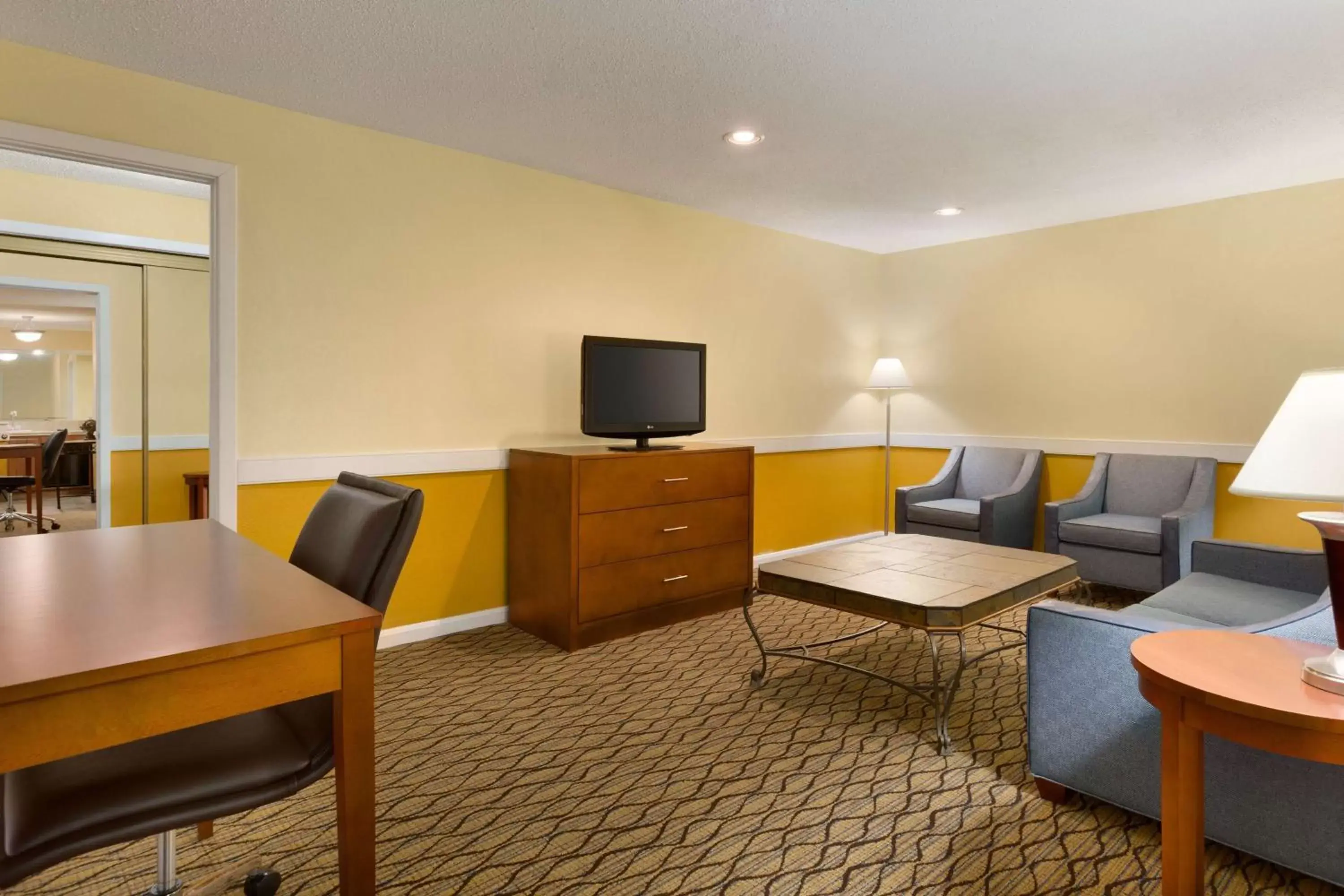 Photo of the whole room, Seating Area in Country Inn & Suites by Radisson, Mishawaka, IN