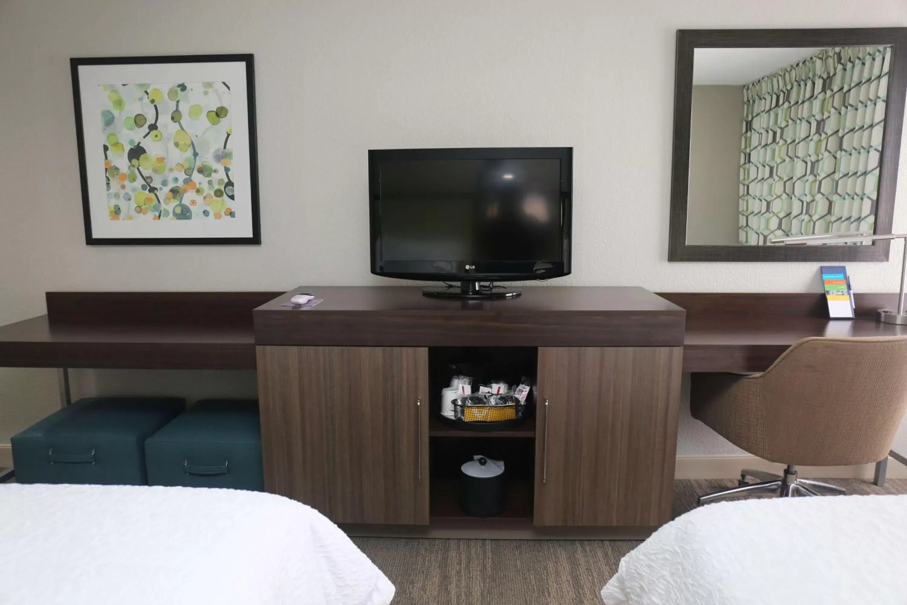 Bedroom, TV/Entertainment Center in Hampton Inn Sumter